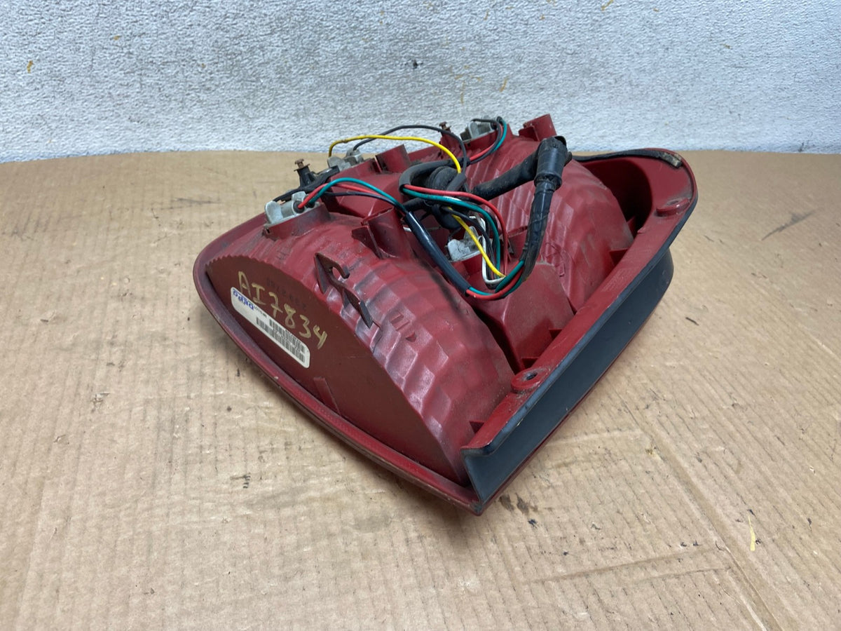 2003 2004 2005 Kia Sedona Right Passenger RH Side Tail Light AI7834 LK4