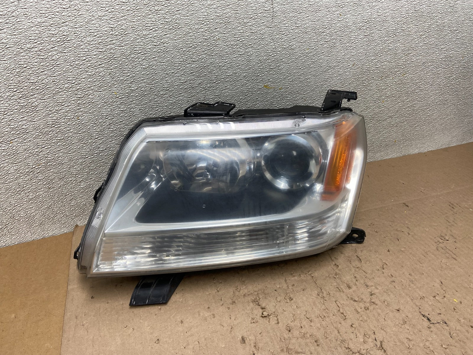 2006 to 2013 Suzuki Grand Vitara Left Driver LH Side Headlight Z6501 DW0