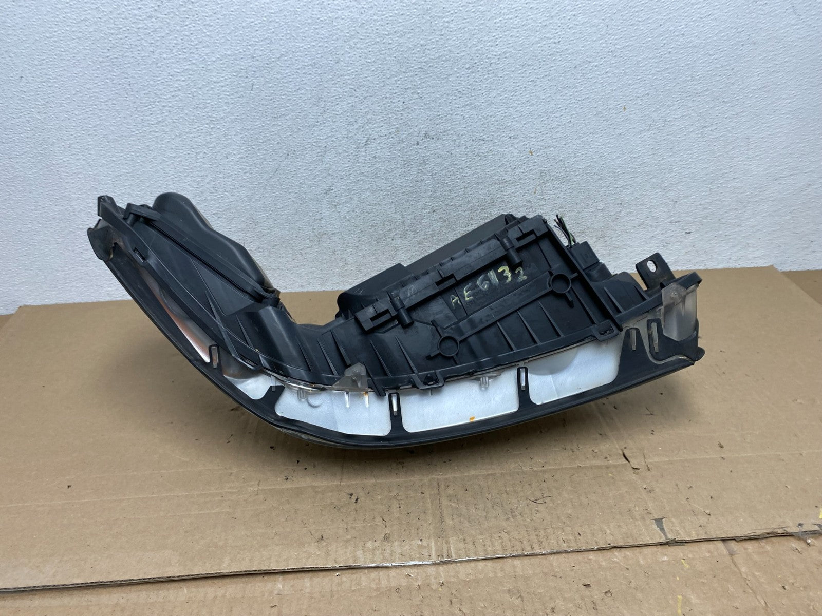 2005 to 2011 Lincoln Town Car Left Driver LH Side Headlight AE6132 DW7