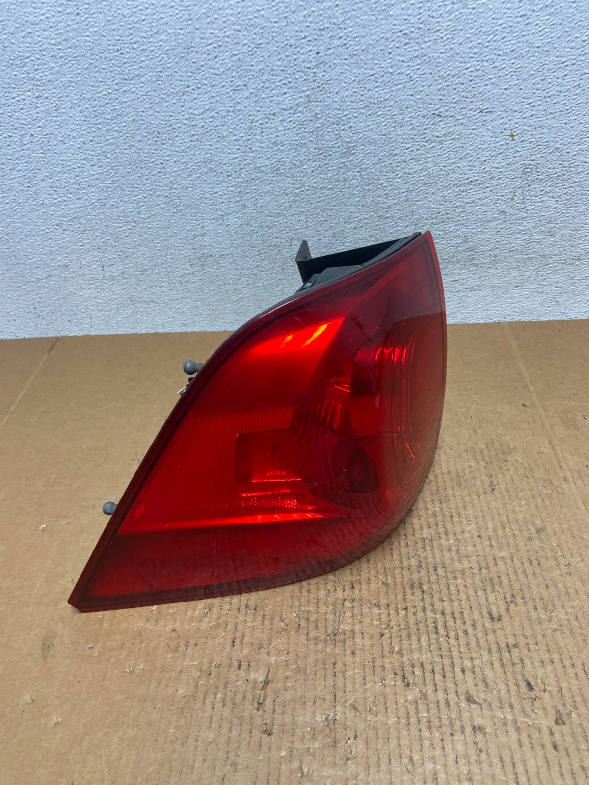 2009 to 2014 Volkswagen Routan Left Driver LH Side Tail Light AE0362 DW2