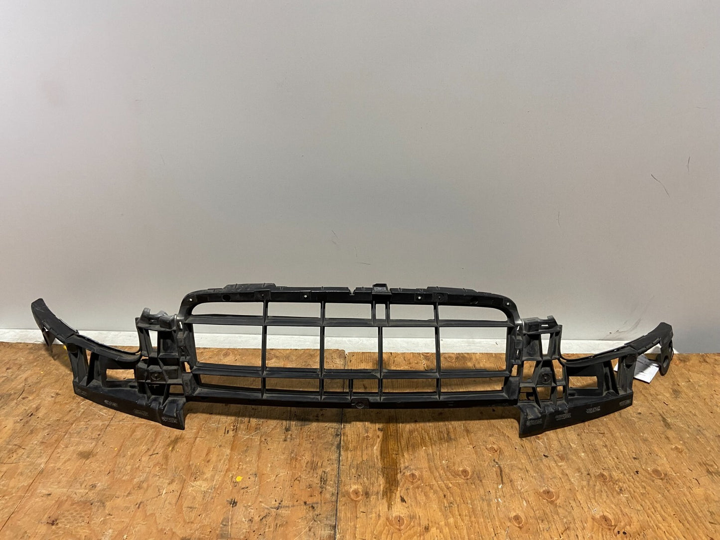 2009 2010 2011 Audi A6 Front Bumper Grille Bracket Retainer O16480
