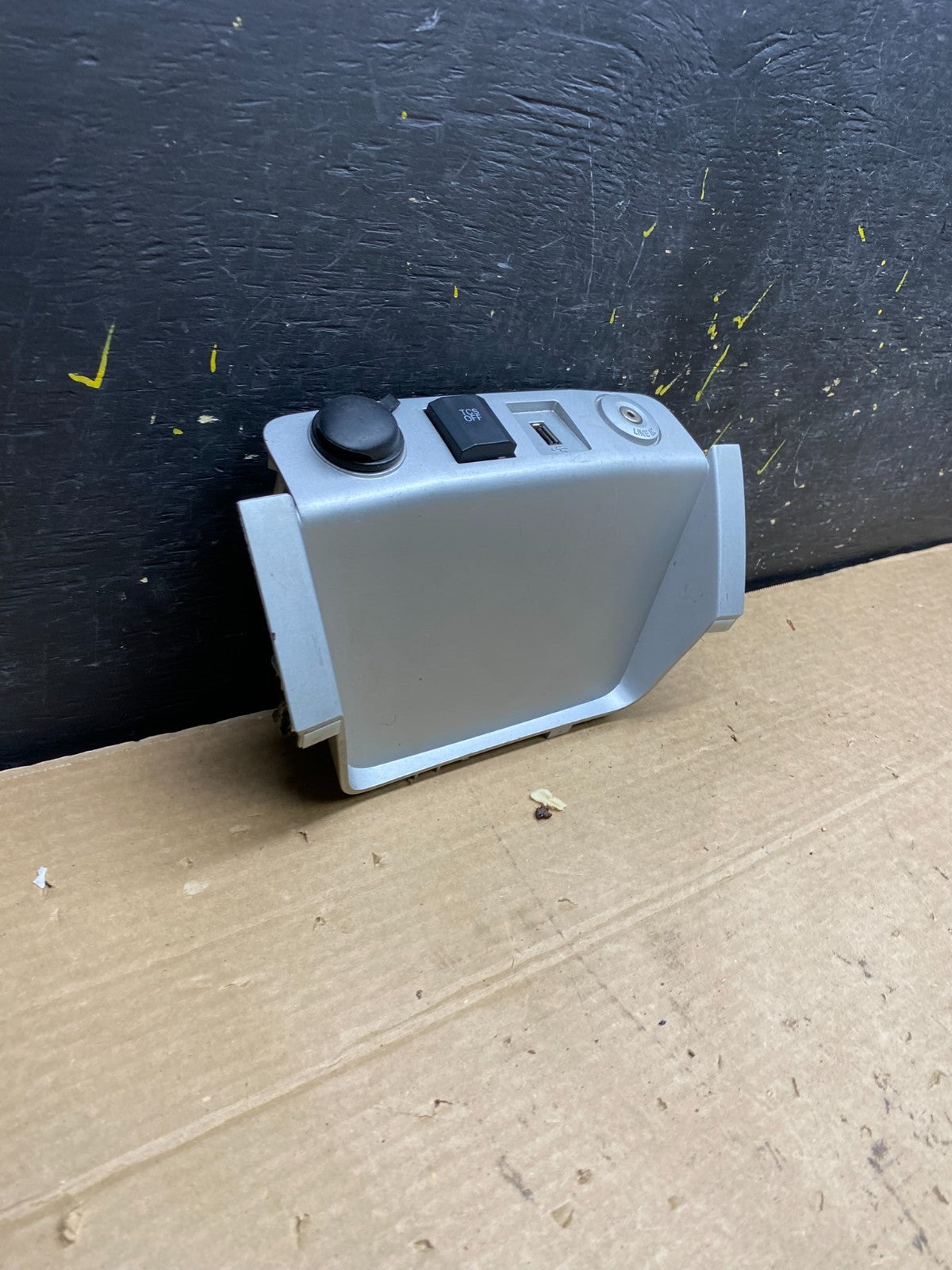 2008-2012 Escape Mariner Front Dash Line In USB Outlet Traction Bezel W9442 DG2