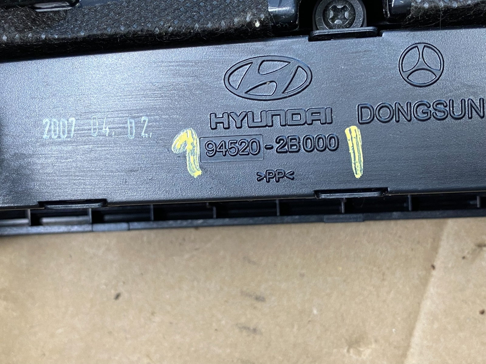 2007 to 2012 Hyundai Santa Fe Center Air Vent A/C Clock Bezel Trim AB8710 DG5