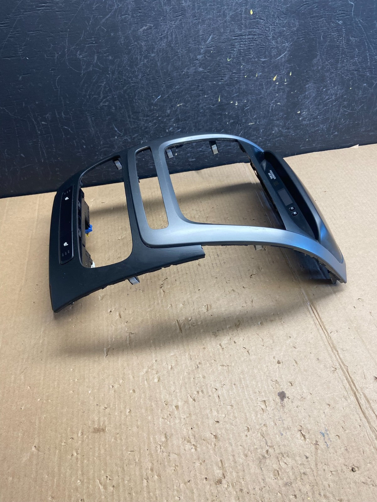 2014 2015 Kia Sorento Center Radio Climate Control Clock Trim Heat Seat AE38452