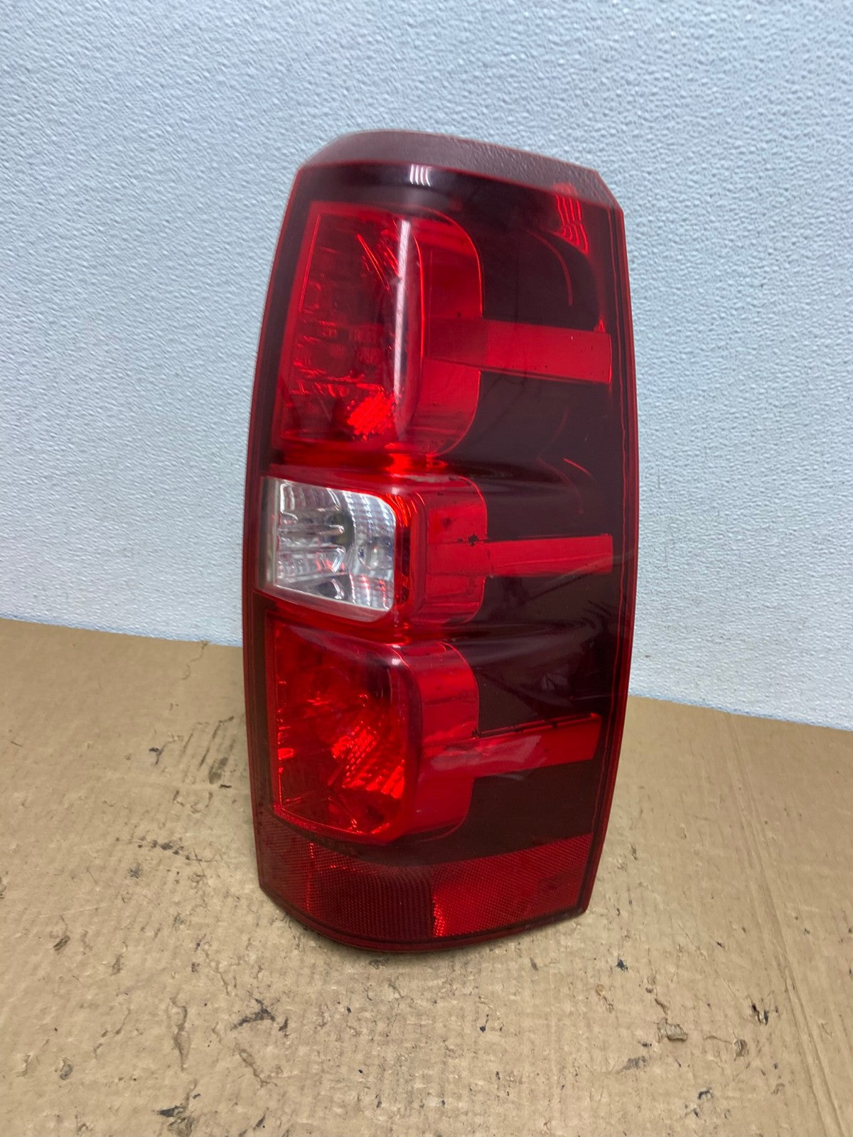 2007-2013 Chevrolet Avalanche Right Passenger RH Side Tail Light AC8303 LK0