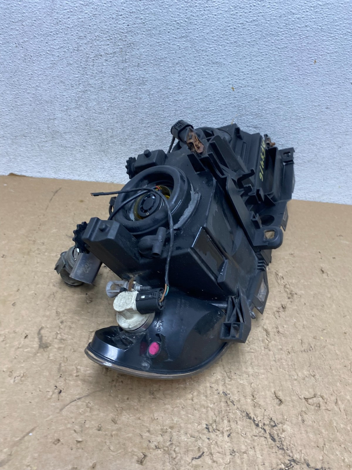 2002 to 2005 BMW 3 E46 Sedan Left Driver Halogen Headlight AF8416 DW8