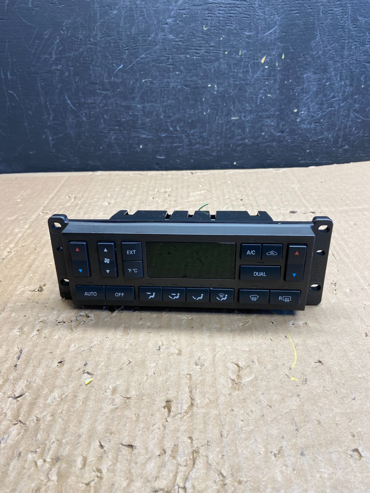 2003 to 2006 Lincoln Town Car Climate Control Panel ad6835 DG0