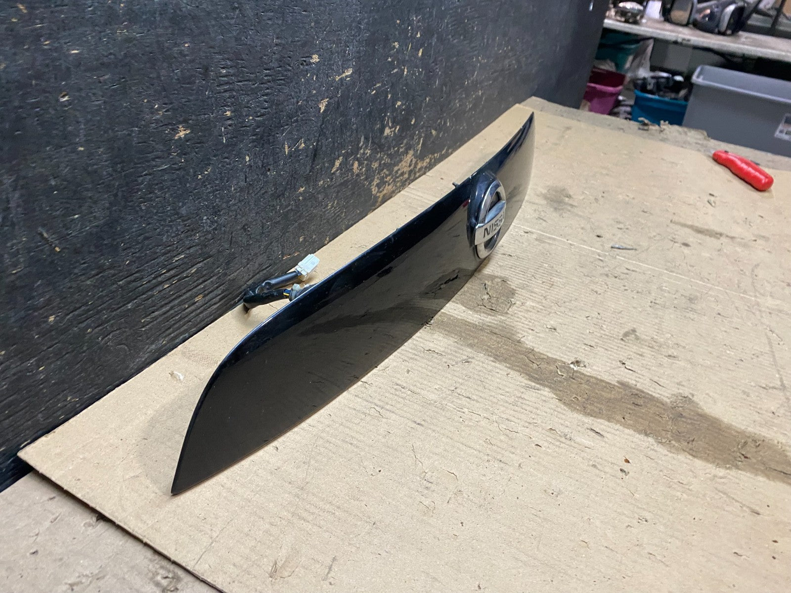 2011-2014 Nissan Juke Rear Trunk Tailgate Liftgate Emblem Panel X3370 DG2
