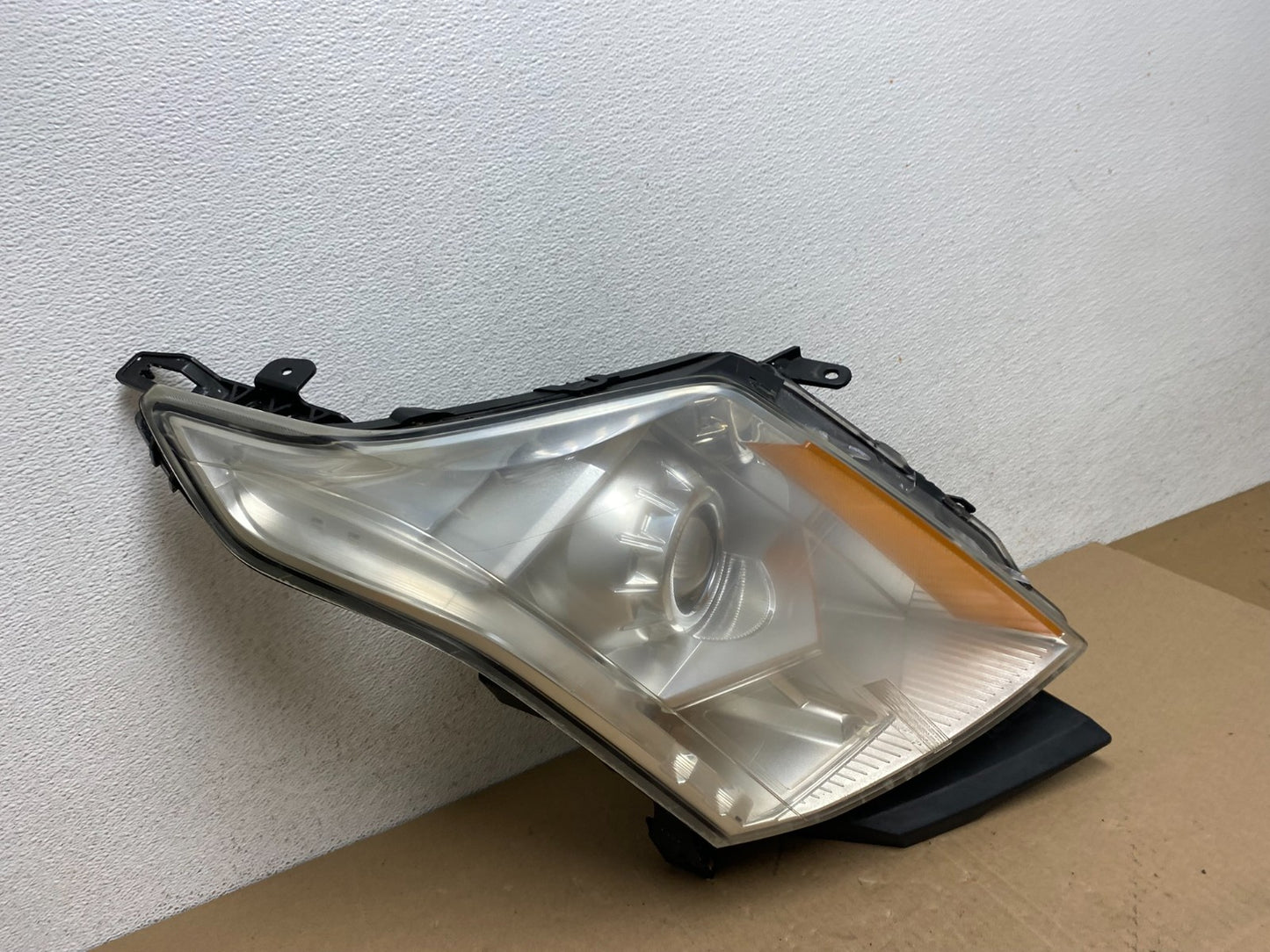 Halogen 2010 to 2016 Cadillac SRX Right Passegner Side Headlight AE6664 DW2