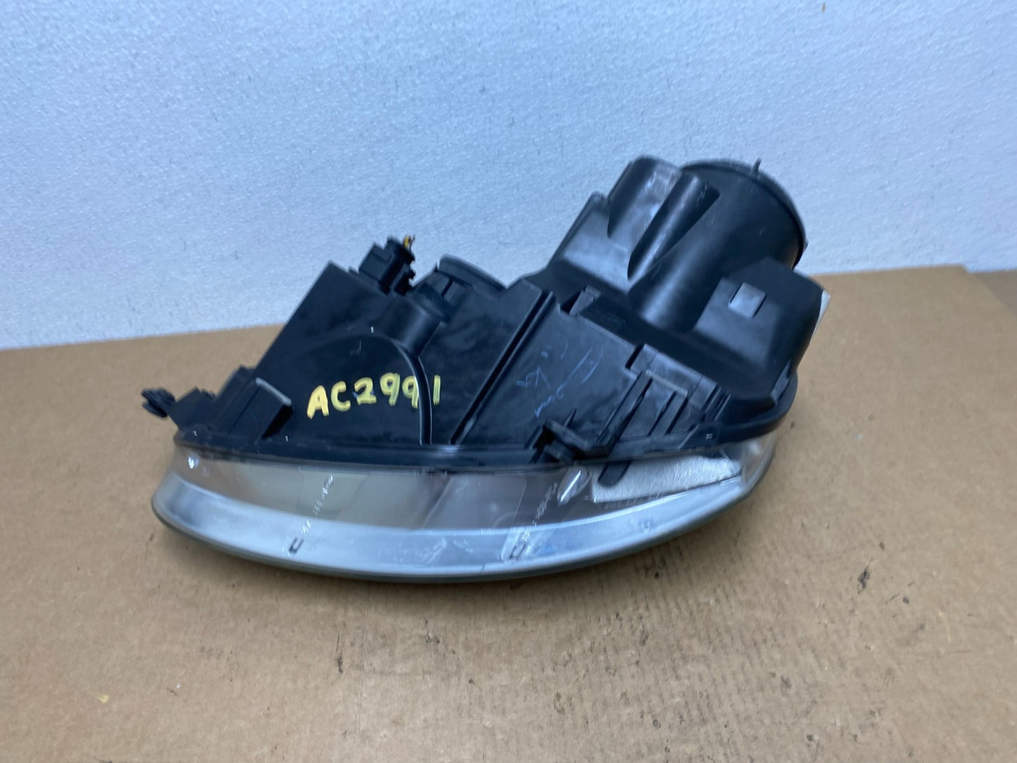 2005 - 2010 Volkswagen Jetta Right Passenger RH Side Headlight Halogen AC2991 DW7