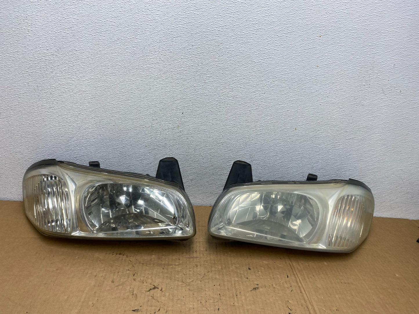 2000 to 2001 Nissan Maxima Left+Right Side Set Halogen Headlights AC7705 DW0