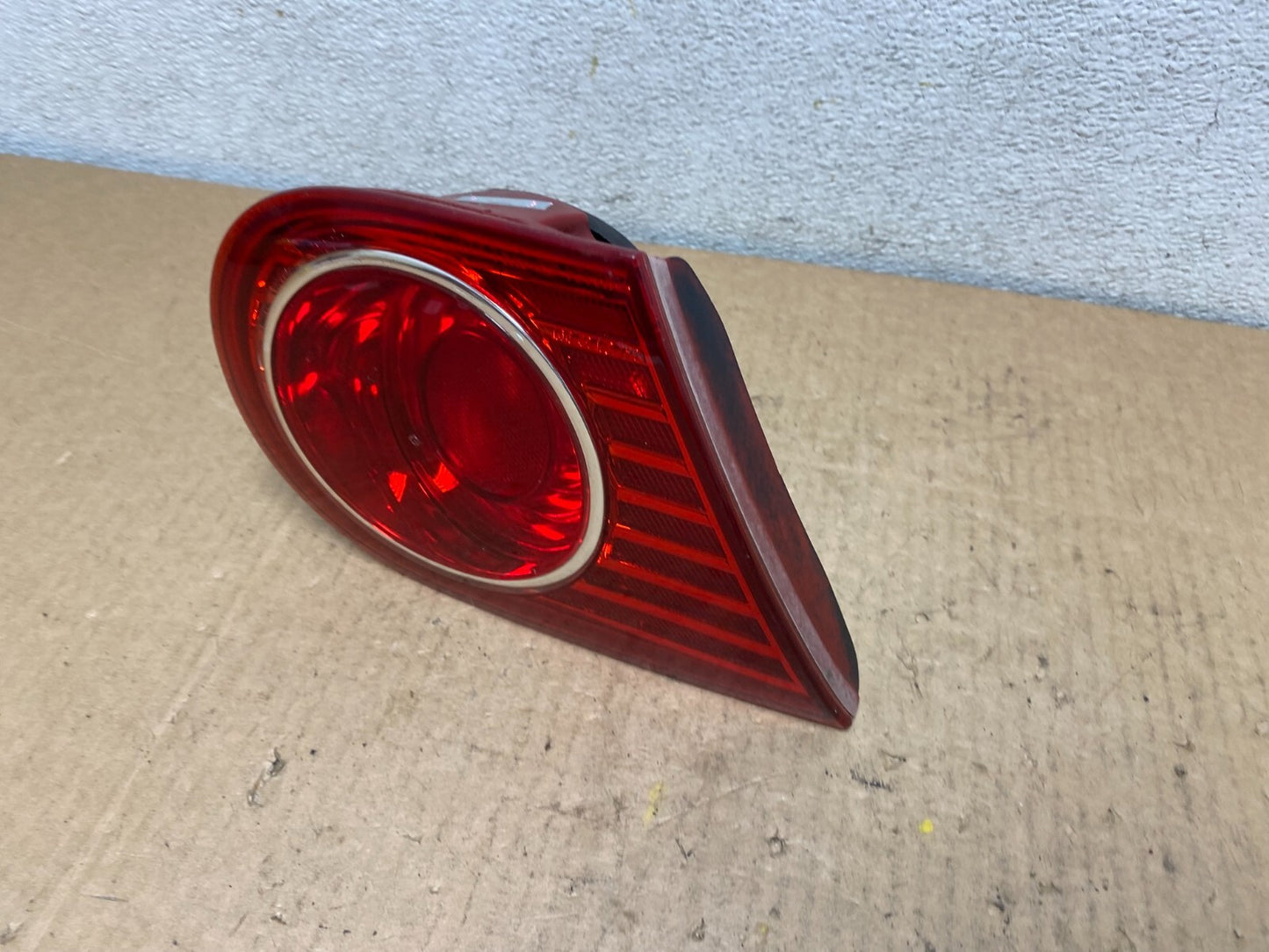 2004-2006 Kia Amanti Left LH Side Tail Light inner OEM L8304 DW1
