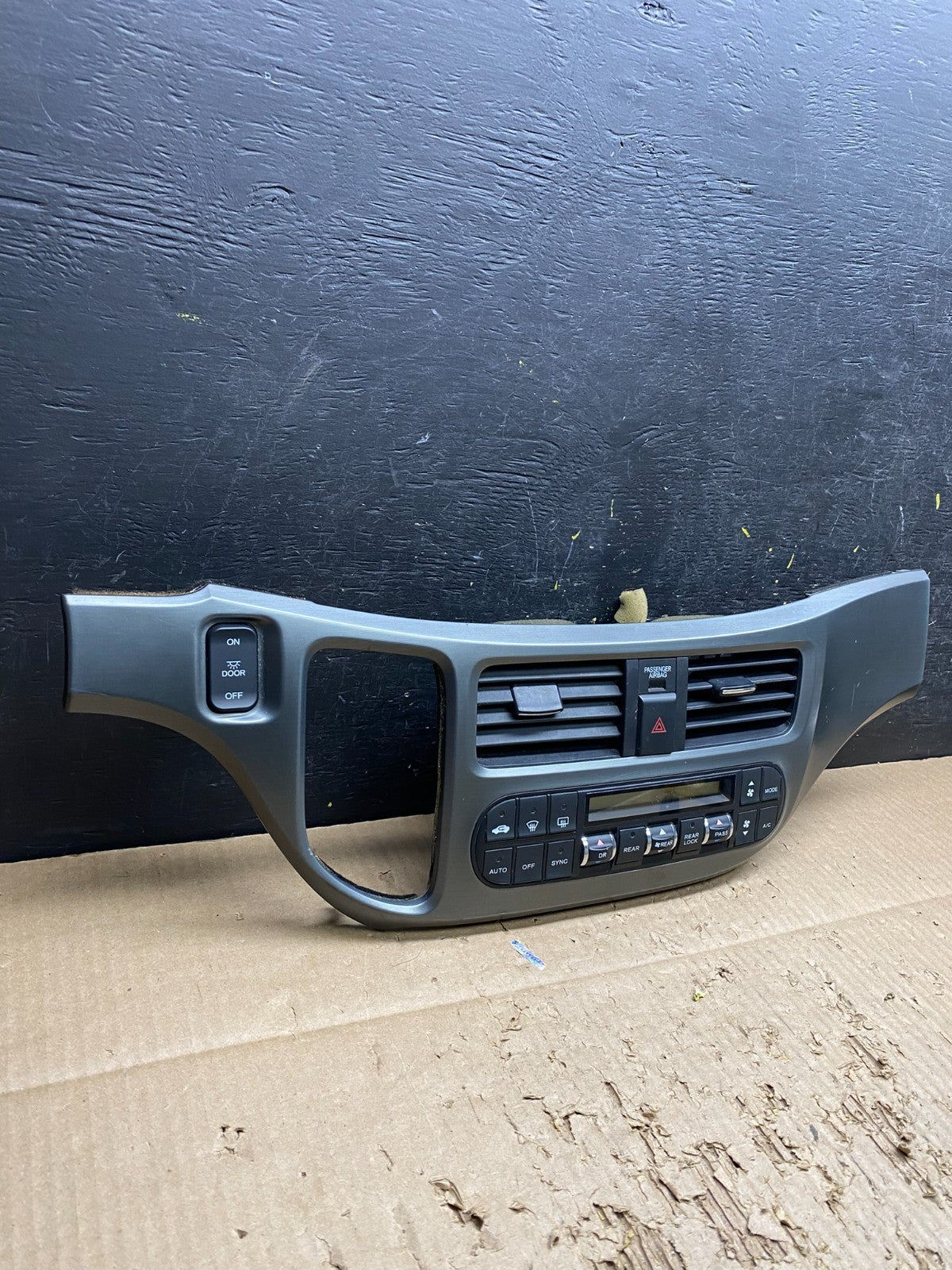 2005 to 2010 Honda Odyssey Radio Climate Control Dash Trim Bezel v7470 DG1