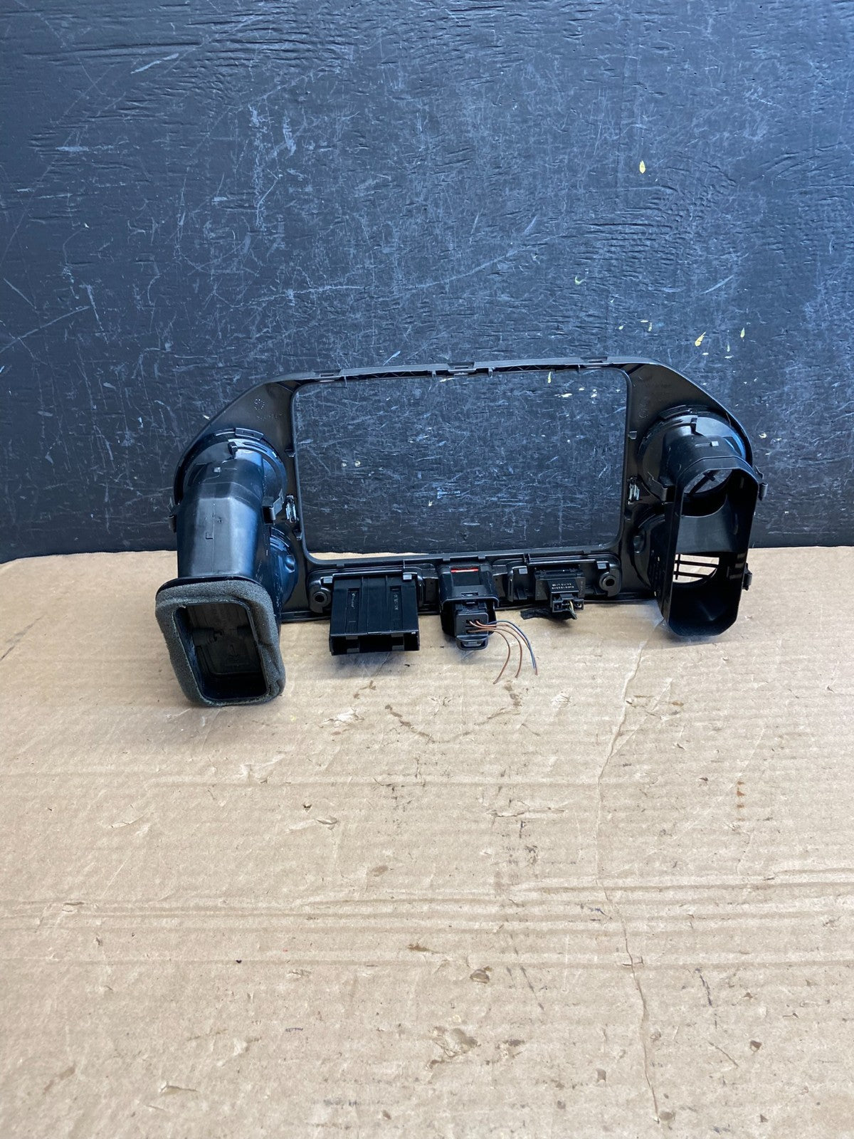 2009 2010 2011 Volkswagen Tiguan Center Dash Radio Bezel Trim AF2100 DW3