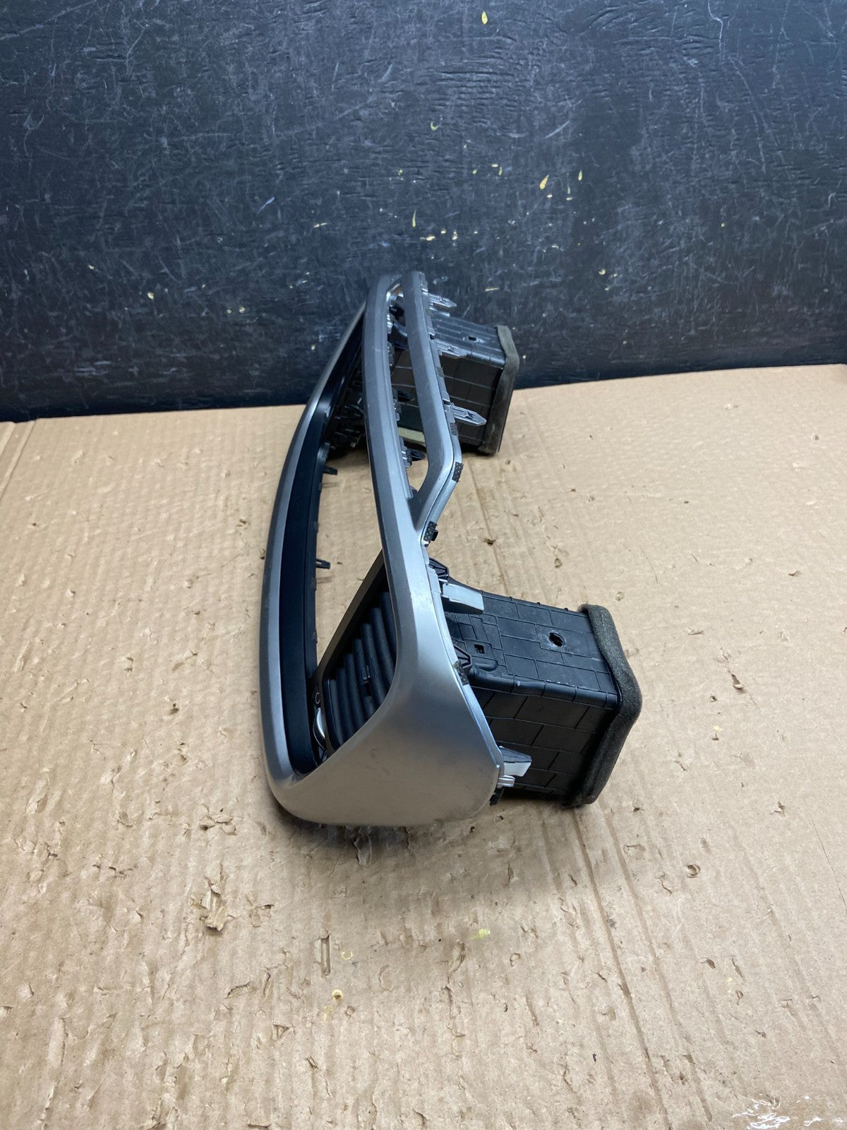 2016 - 2018 Kia Sorento Center Console Radio Air Vent Bezel Trim af6417 DG2