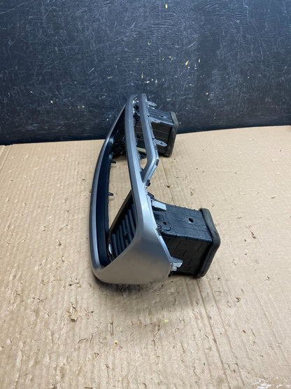 2016 - 2018 Kia Sorento Center Console Radio Air Vent Bezel Trim af6417 DG2