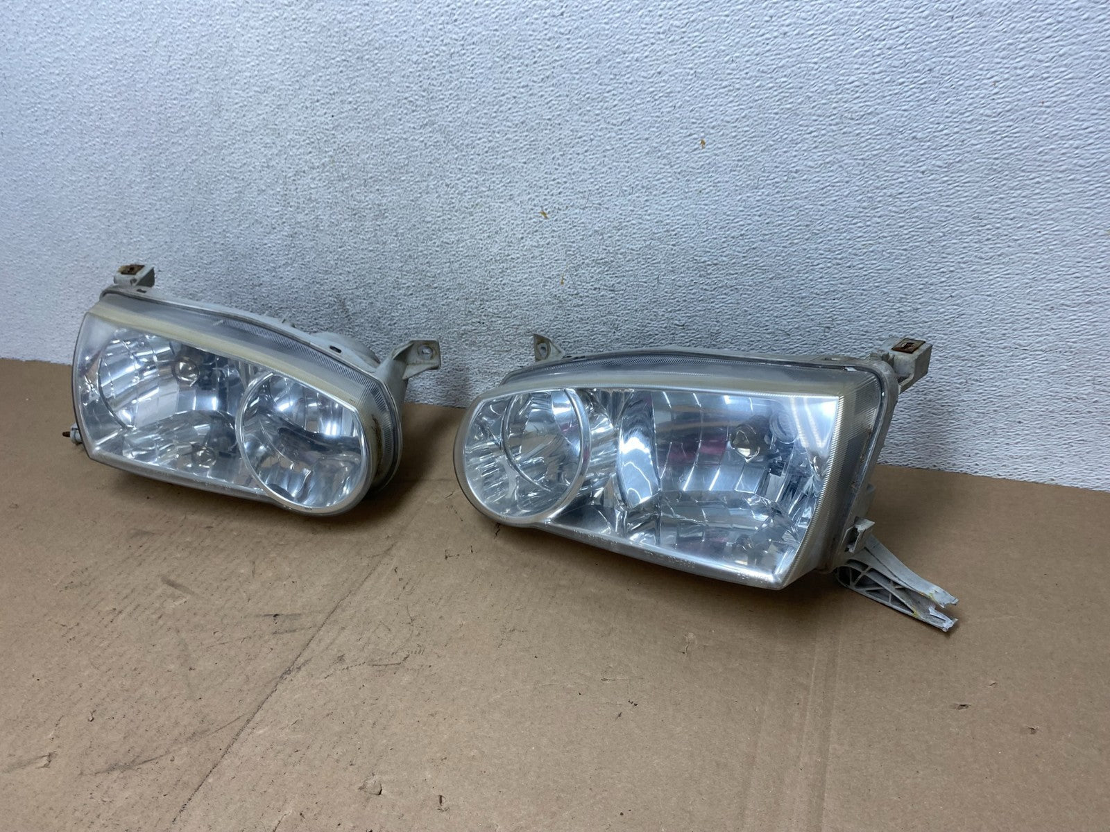 2001-2002 Toyota Corolla Left+Right Side Halogen Headlights AG4656 DW1