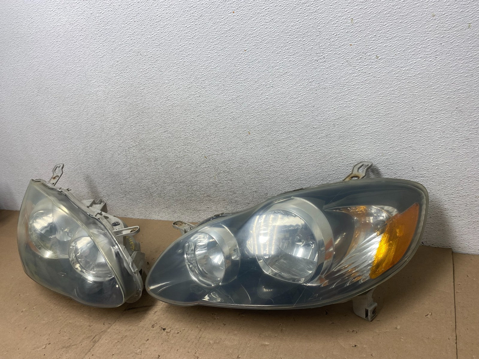 2005 to 2008 Toyota Corolla Black Left+Right Side Set Headlights AG4893 DW2