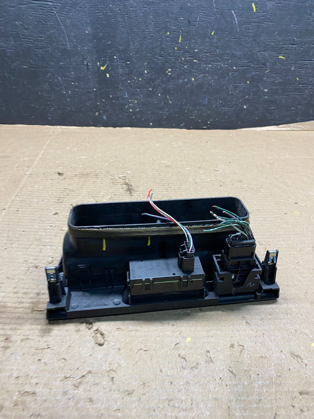 1997 to 2001 Lexus ES330 ES300 Front Center Side Air Vent R2907 DG5