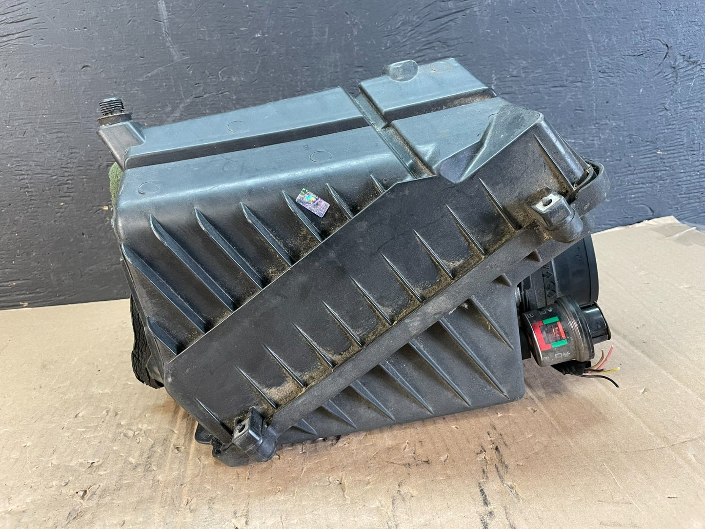 GM Air Cleaner Box Assembly 6061GXBG ad8275 DG4