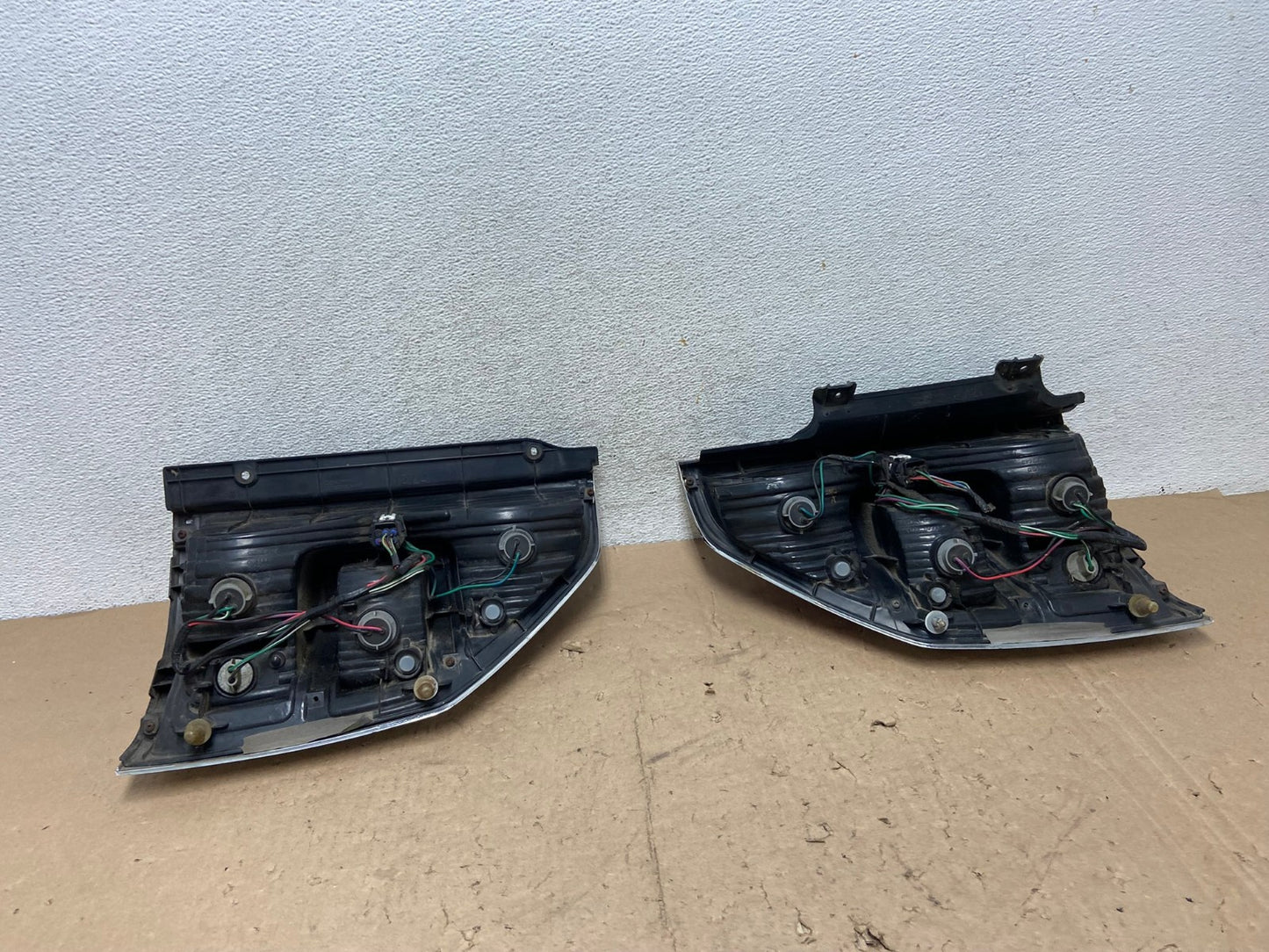 2000 to 2003 Mitsubishi Pajero Left+Right Driver Side Tail Lights AG5676 LK7