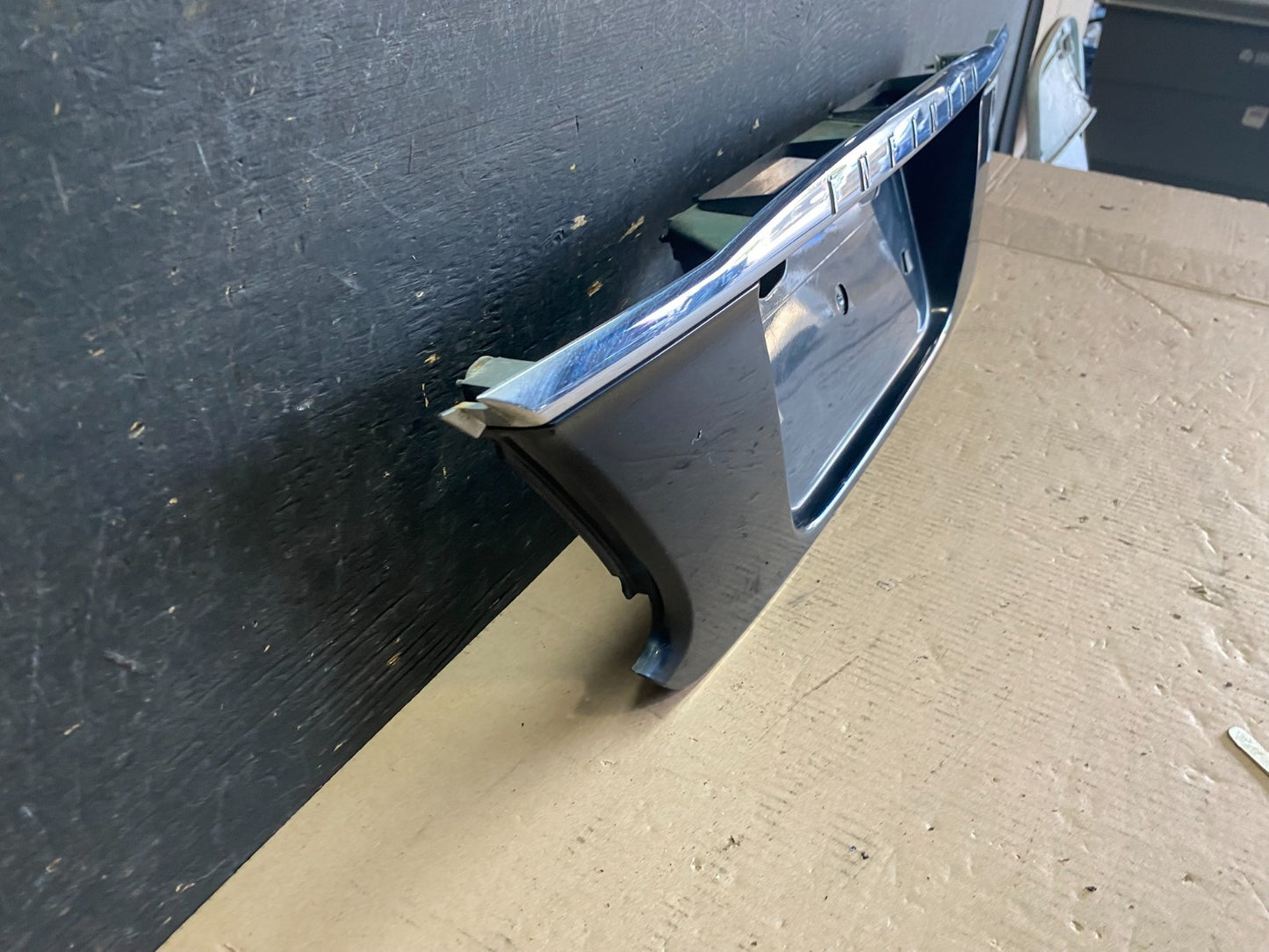 2000 2001 Infiniti I30 Rear Trunk Lid Finish Panel License Plate Trim P5956 DG2