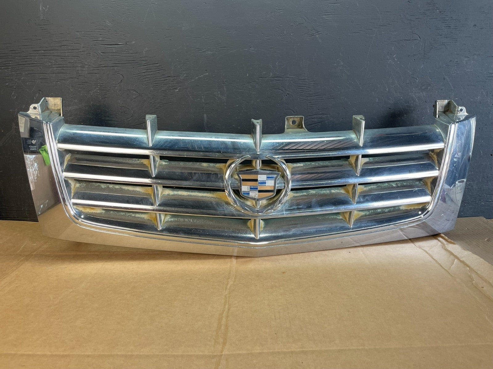 2002 to 2006 Cadillac Escalade Front Upper Grille Grill AE0799 DG0