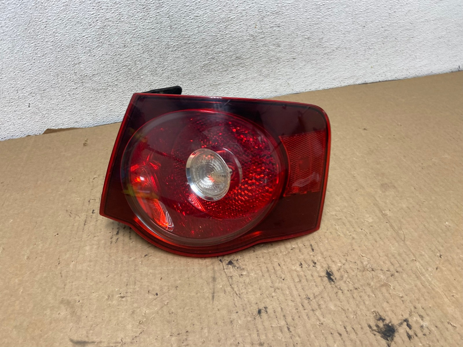 2008 2009 2010 Volkswagen Jetta Right Passenger RH Side Tail Light AG2127 LK0