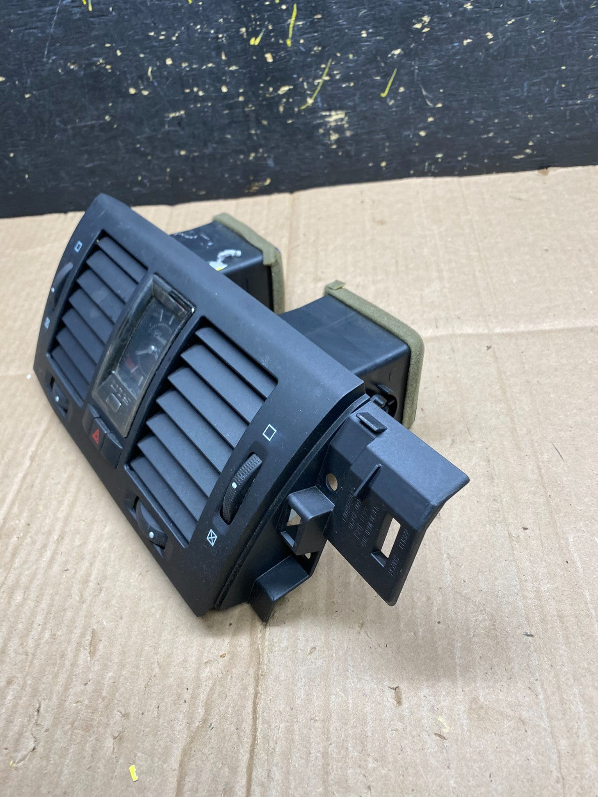 2006 to 2011 Cadillac DTS Dash Center Air Vent Heater Bezel AA4721 DG3