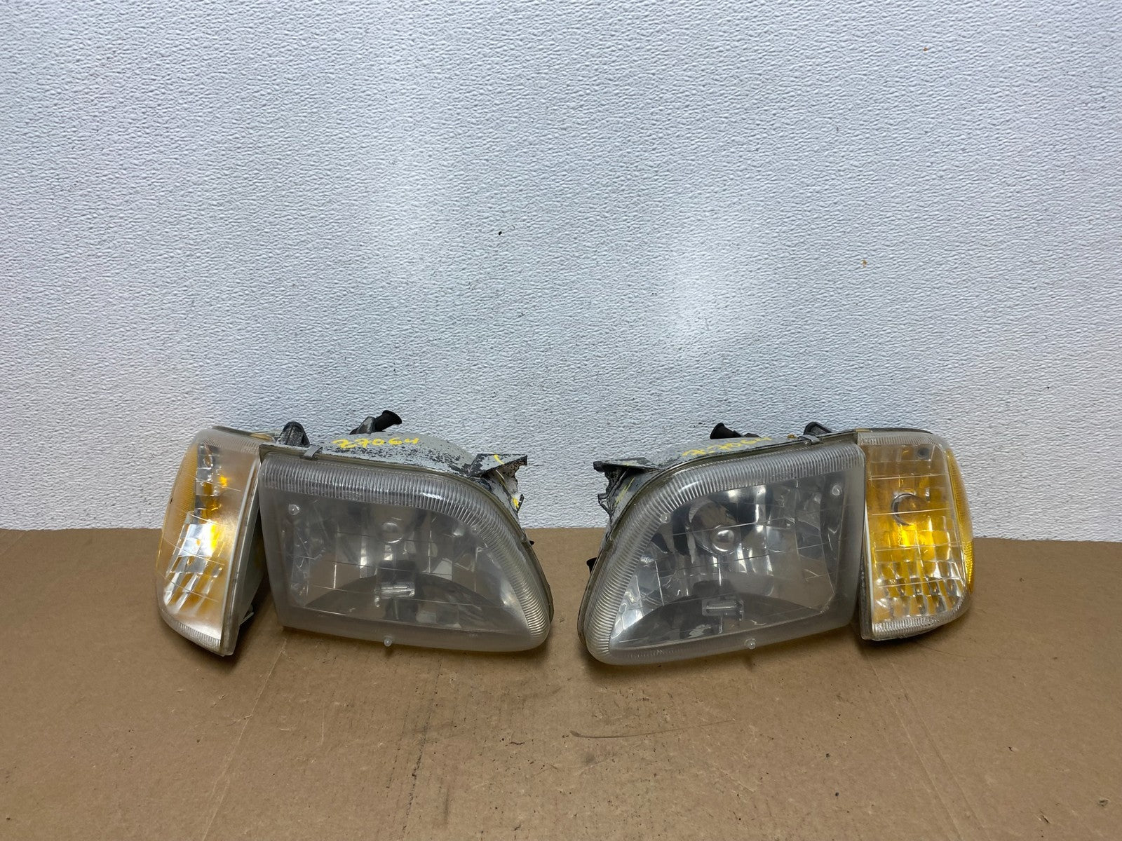 2002-2005 Mercury Mountaineer Left+Right Side Turn Signal Headlights AC5645 DG0