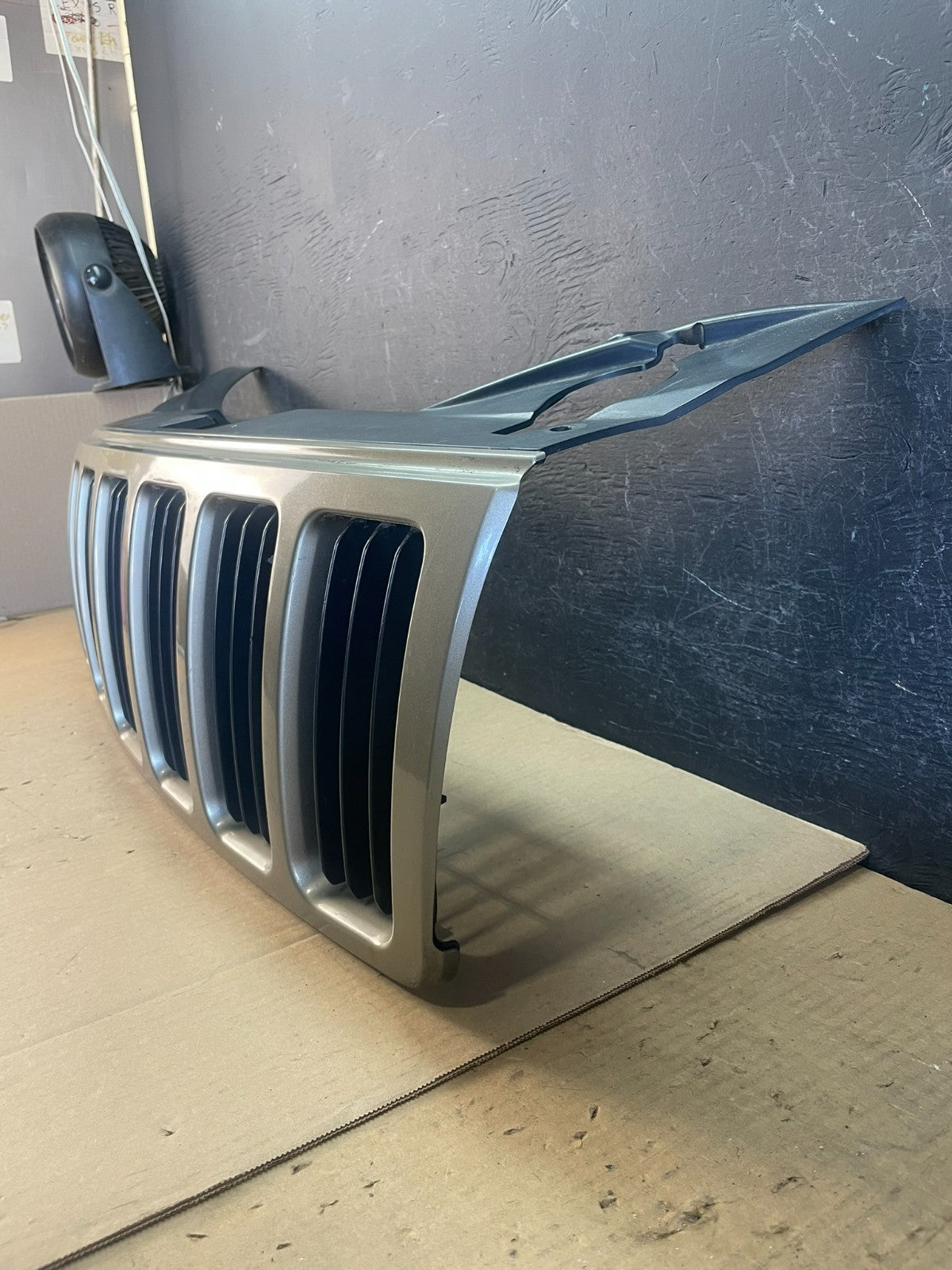 2005 2006 2007 Jeep Grand Cherokee Front Upper Grill Grille AD5713 DW1