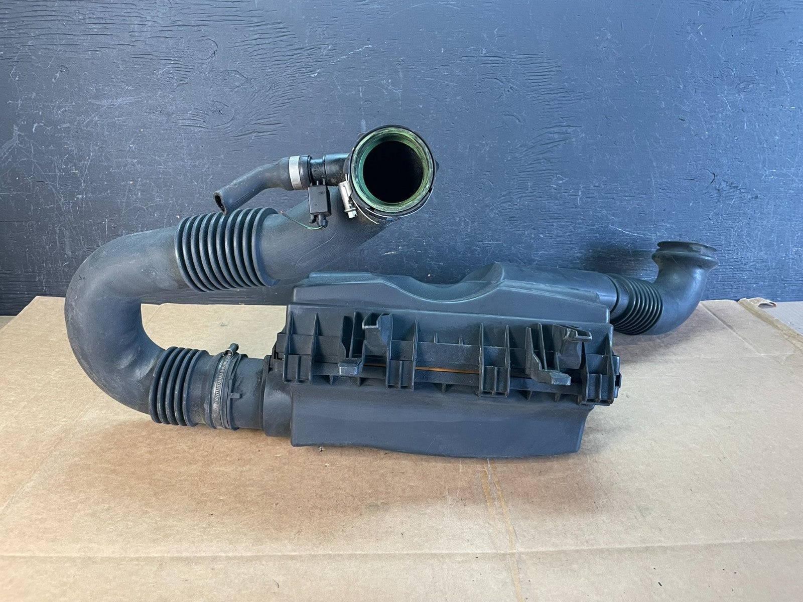 2010 to 2018 Mercedes-Benz Sprinter 2500 3.0L Air Cleaner Box AE0886 DG3