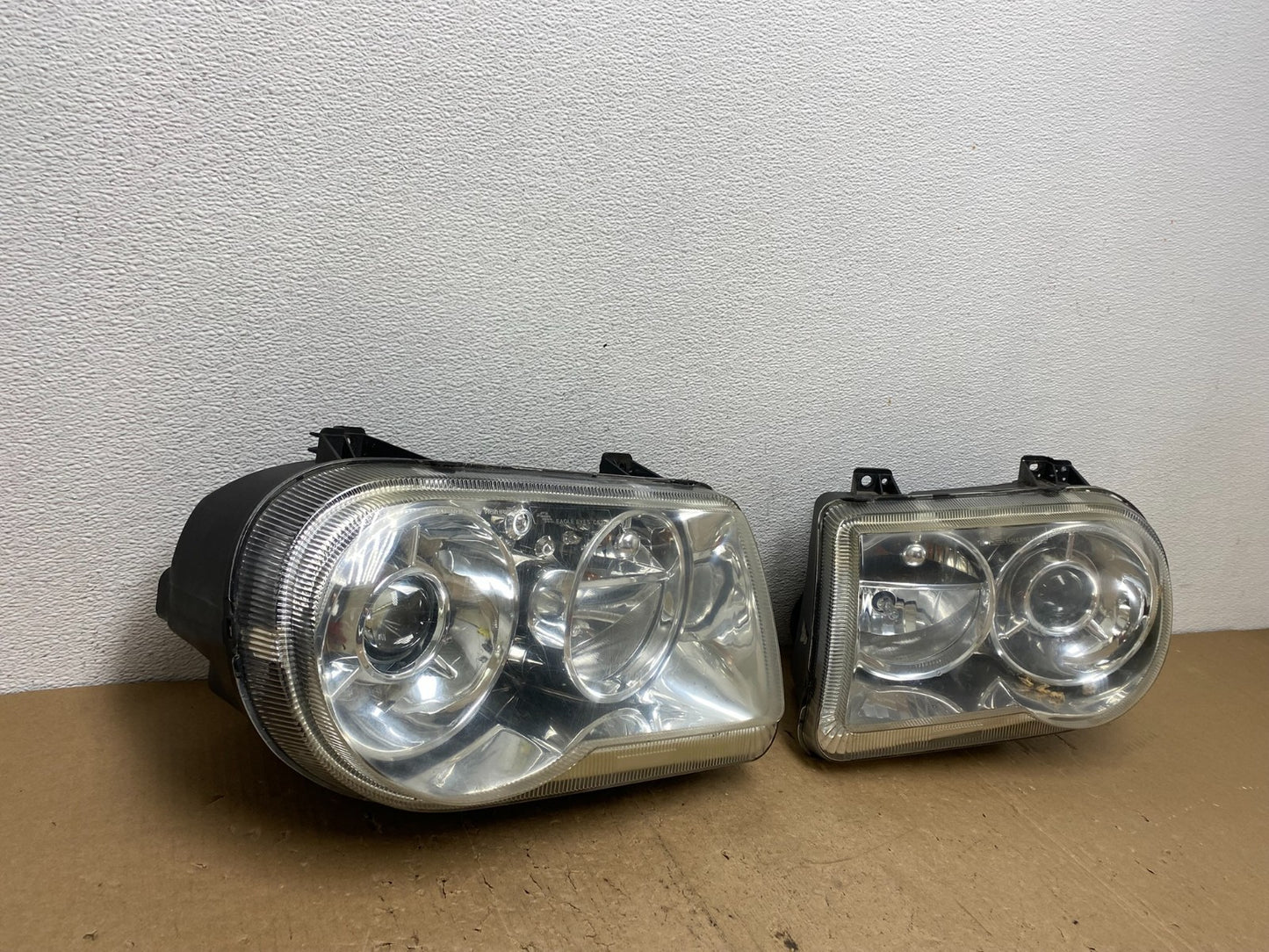 2005 to 2010 Chrysler 300C Left+Right Side Halogen Headlights AC6042 DW2
