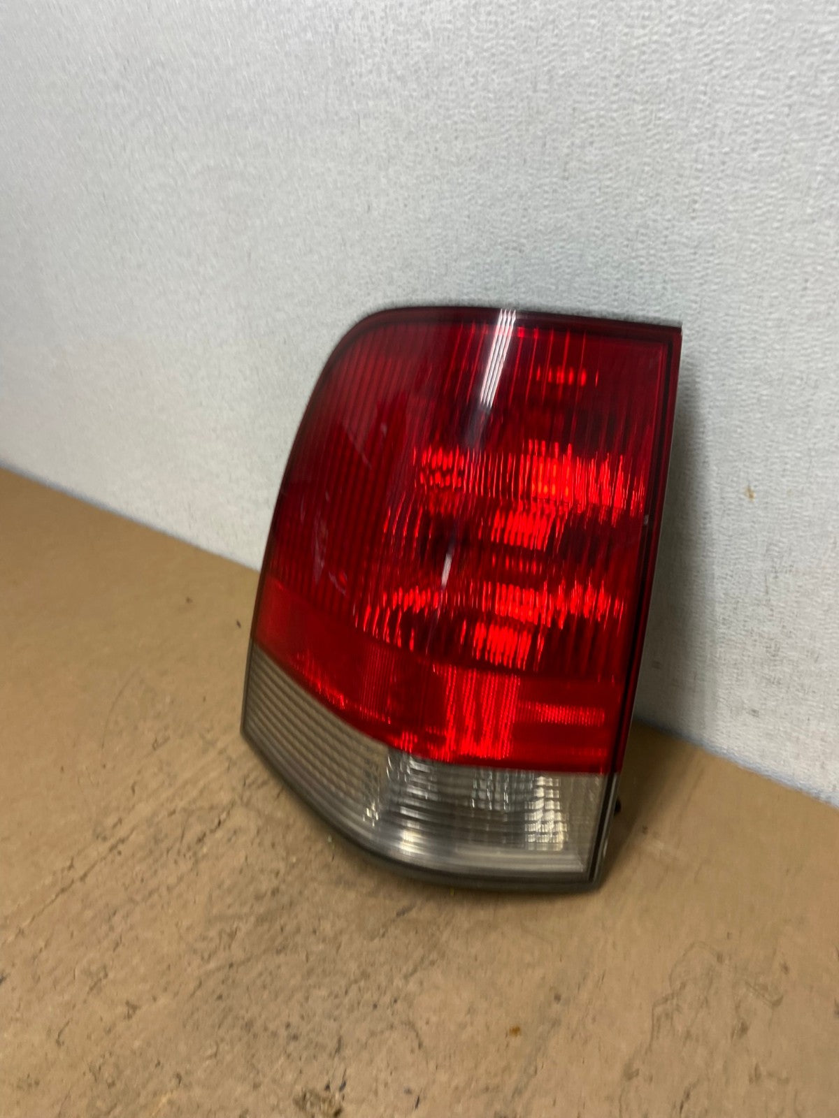 2003 2004 2005 Lincoln Aviator Left Driver LH Side Tail Light AD0576 LK1