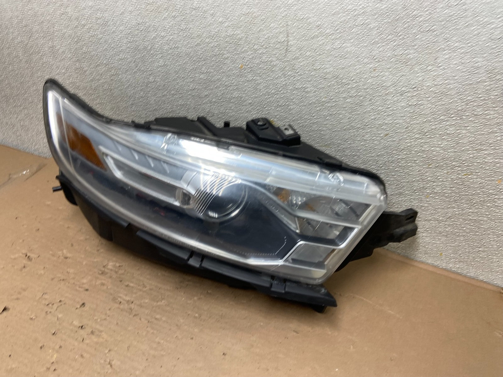 2013 to 2019 Ford Taurus Right Passenger RH Side Headlight Halogen OEM AB0133 DW1