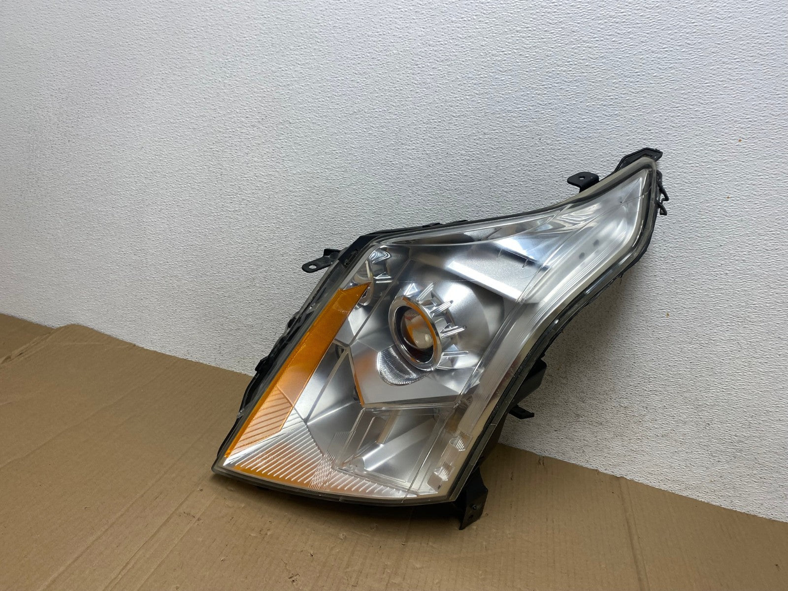 Halogen 2010 to 2016 Cadillac SRX Left Driver LH Side Headlight AE8935 LK0