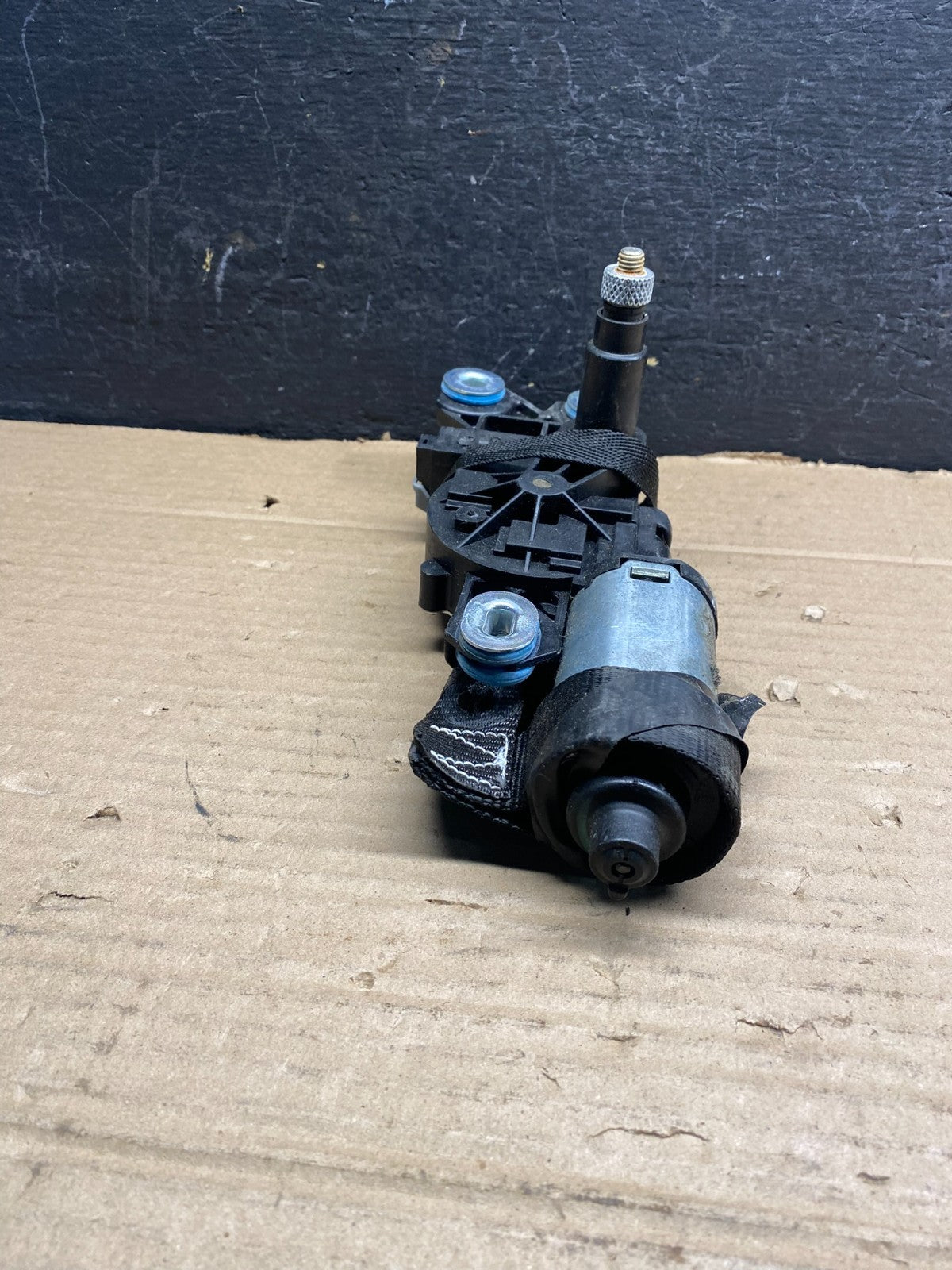 2008-2016 Volvo V70 XC60 XC70 Tailgate Back Door Rear Wiper Motor Wiper ad9475 D2