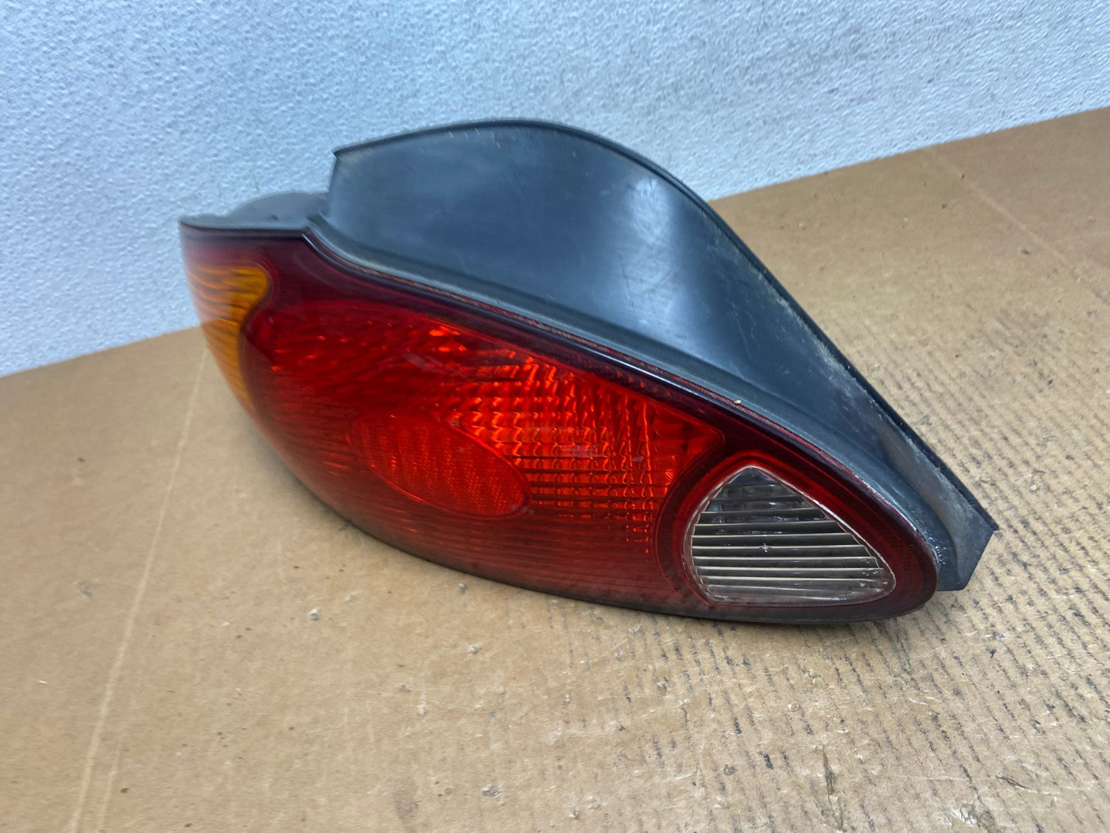 1999 2000 Hyundai Elantra Sedan Left Driver LH Tail Light AE0623 LK1