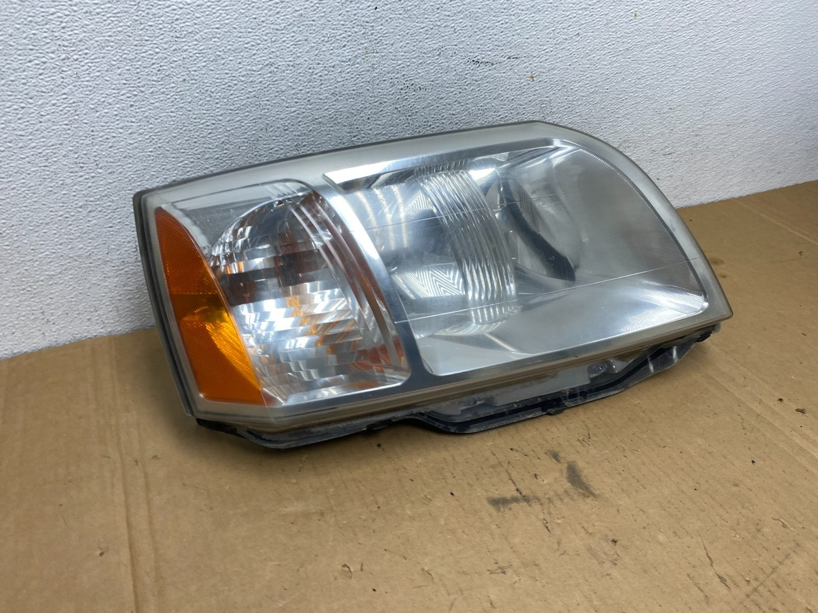 2004 - 2011 Mitsubishi Endeavor Headlight Right Passenger Rh Side AD2681 DW2