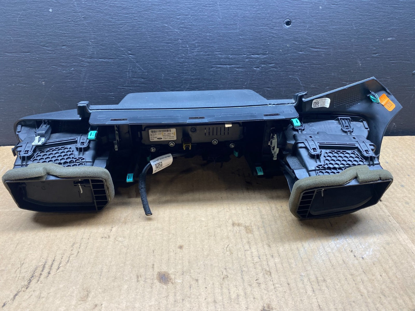 2020 to 2023 Ford  Explorer Console Radio Display Screen Air Vents D2125 DG1 Oem1