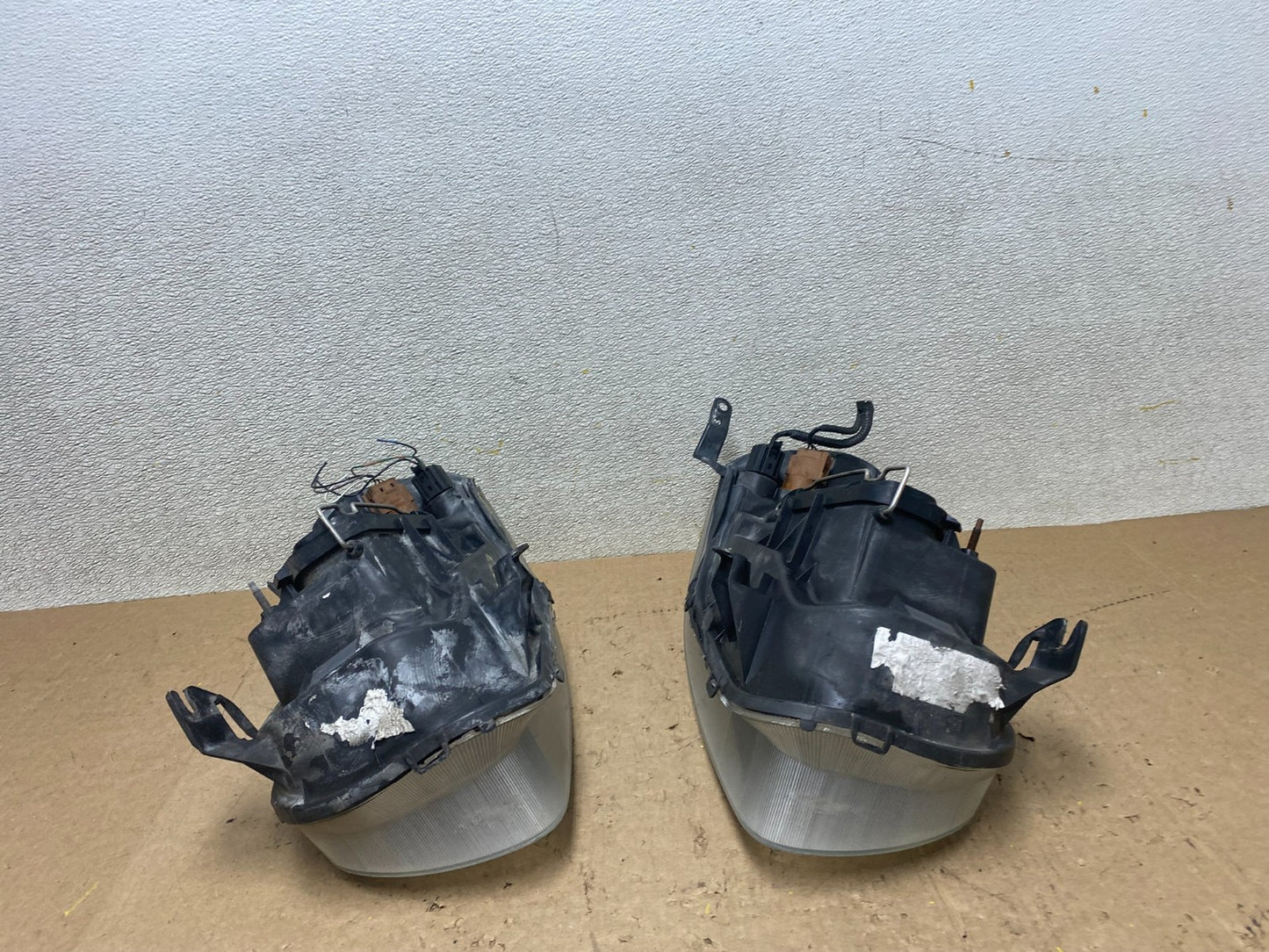 2005 to 2007 Ford Escape Headlights Left+Right Side Set Halogen W9037 DG16