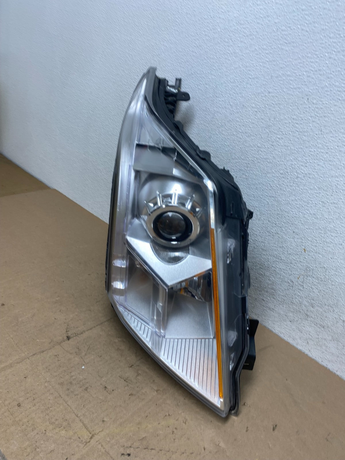 Halogen 2010 to 2016 Cadillac SRX Right Passegner Side Headlight TYC AE6884 DW1