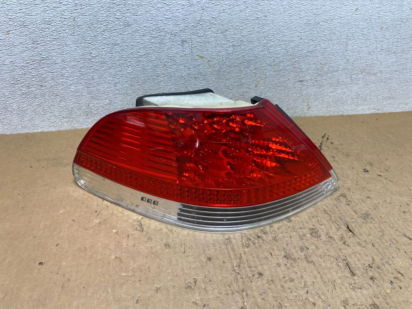2002 to 2005 BMW 7-Series 745i 760i Left Driver LH Side Tail Light Oem Q8774 DW0