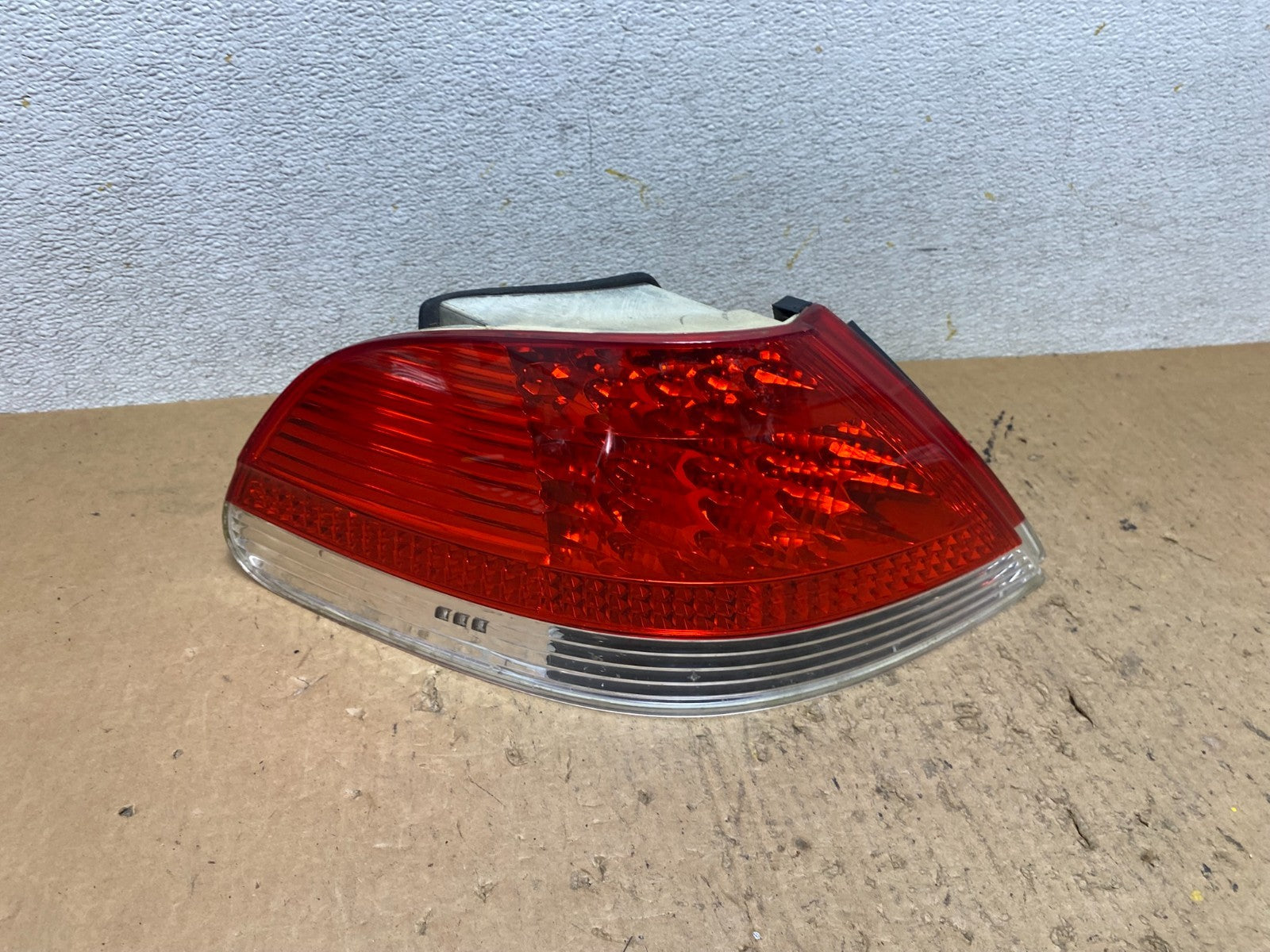 2002 to 2005 BMW 7-Series 745i 760i Left Driver LH Side Tail Light Oem Q8774 DW0