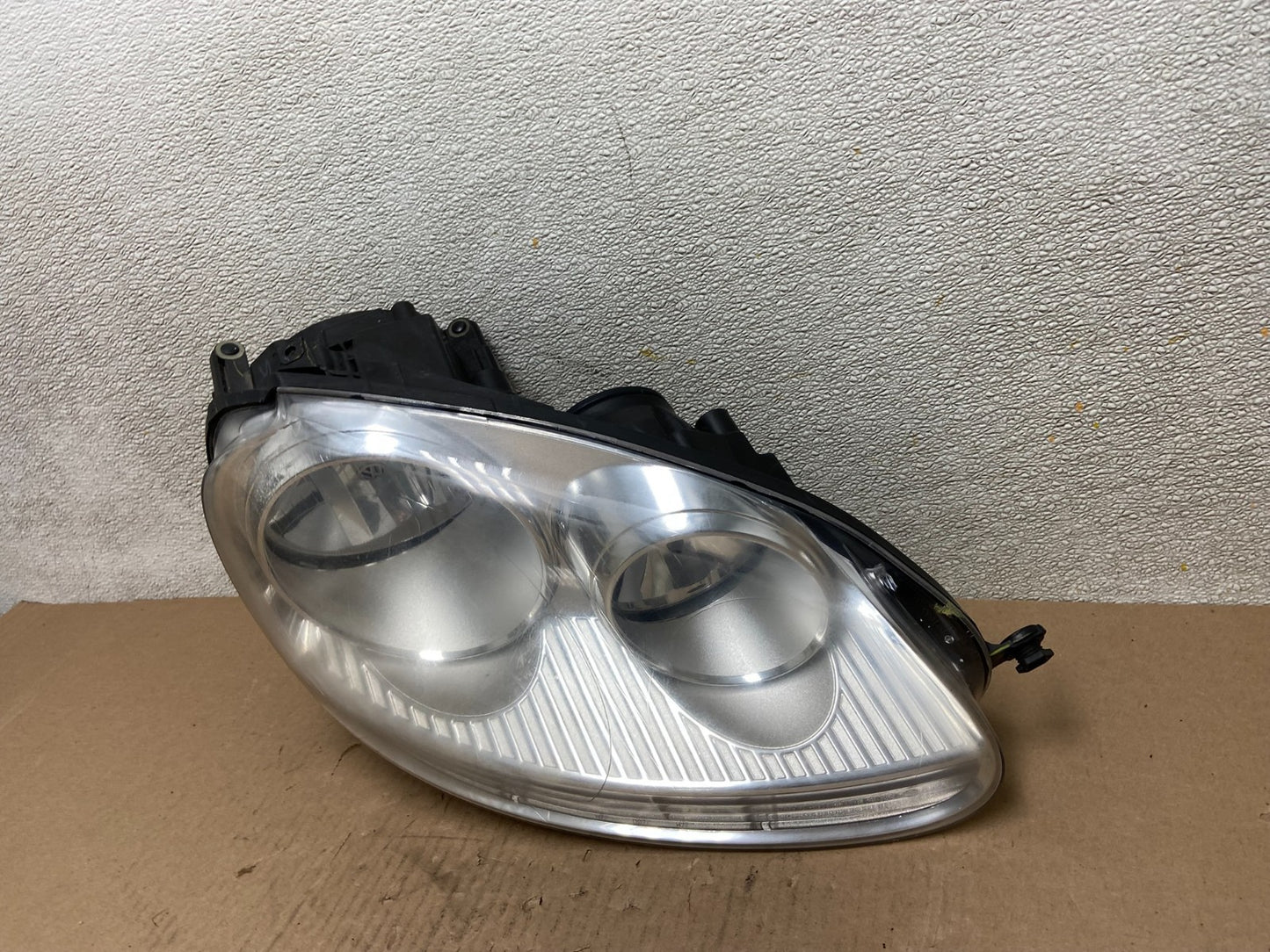 2005 - 2010 Volkswagen Jetta Right Passenger RH Side Headlight Halogen AB5940 DW1