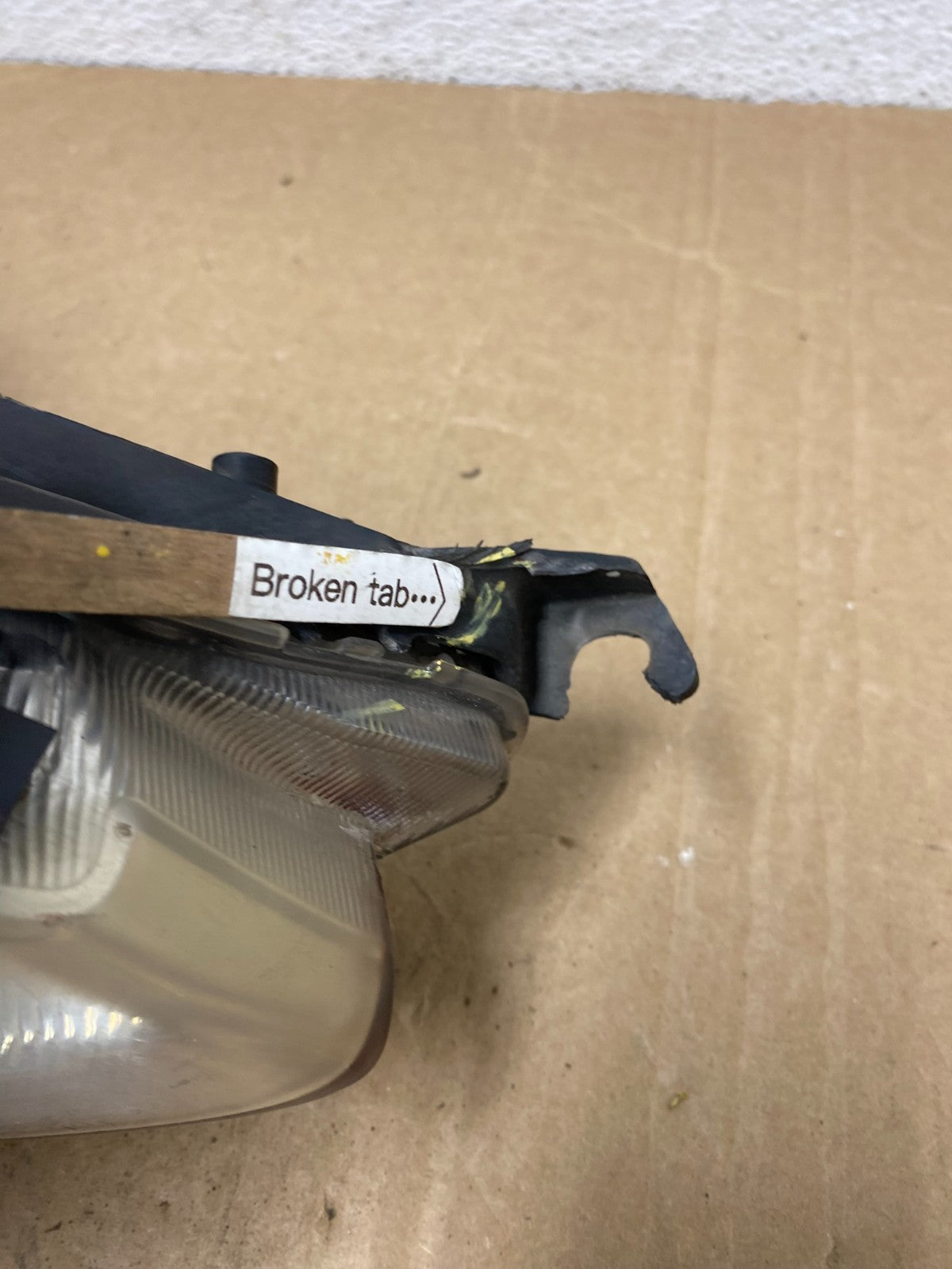 2004-2005 Toyota Sienna Right Passenger Xenon Headlight AG0553 DW6