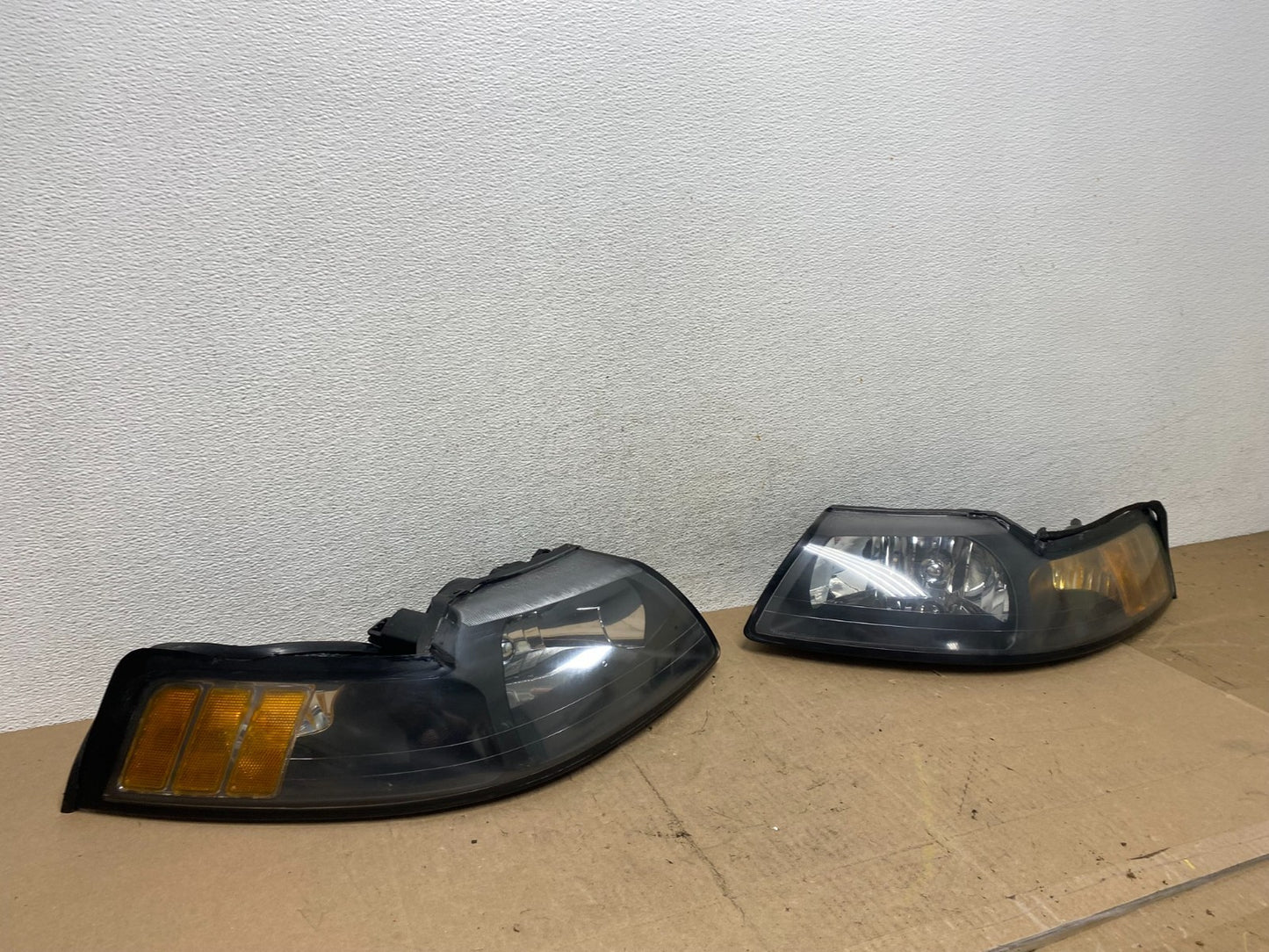 1999 to 2004 Ford Mustang Left+Right Set Side Black Headlights AE6878 DW2