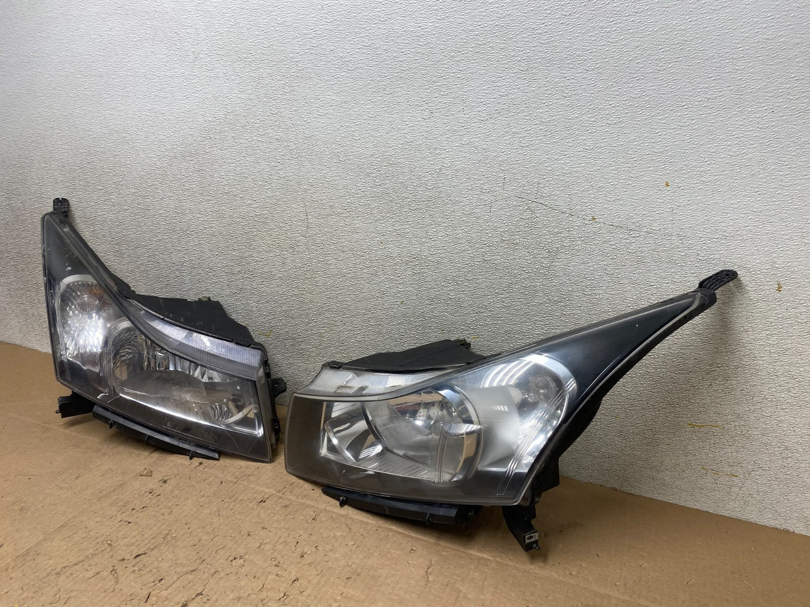 2011 to 2015 Chevrolet Cruze Halogen Left+Right Set Headlights W0986 DW1
