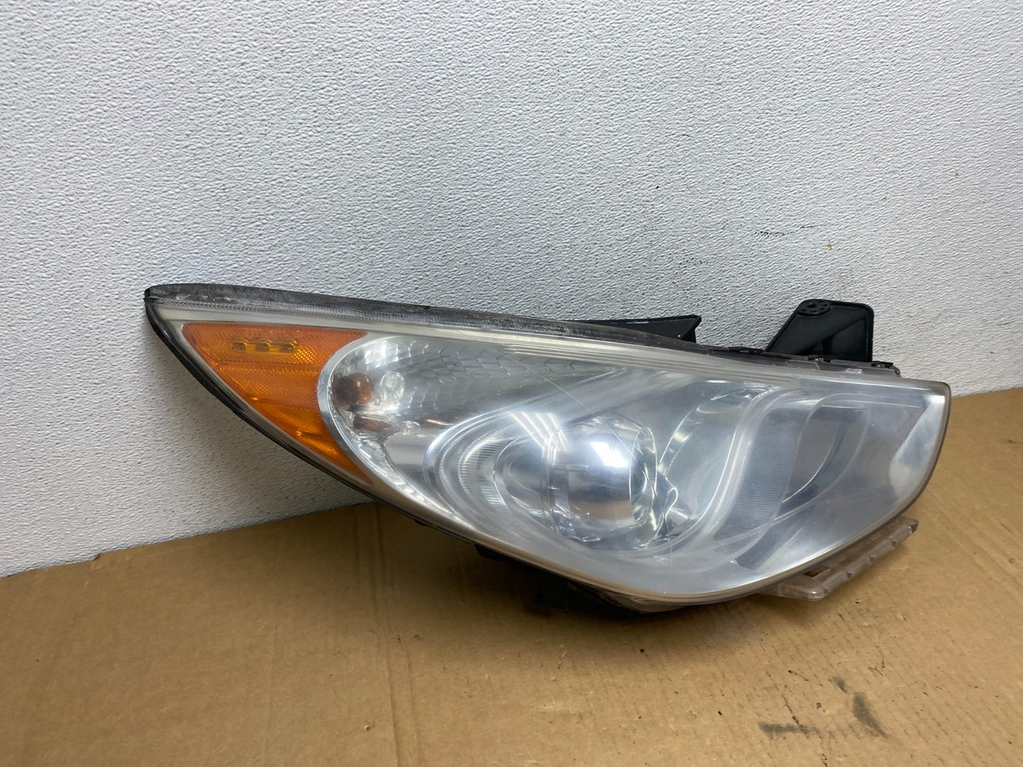 2011 - 2015 Hyundai Sonata Hybrid Right Passenger Halogen Headlight AD2682 DW2