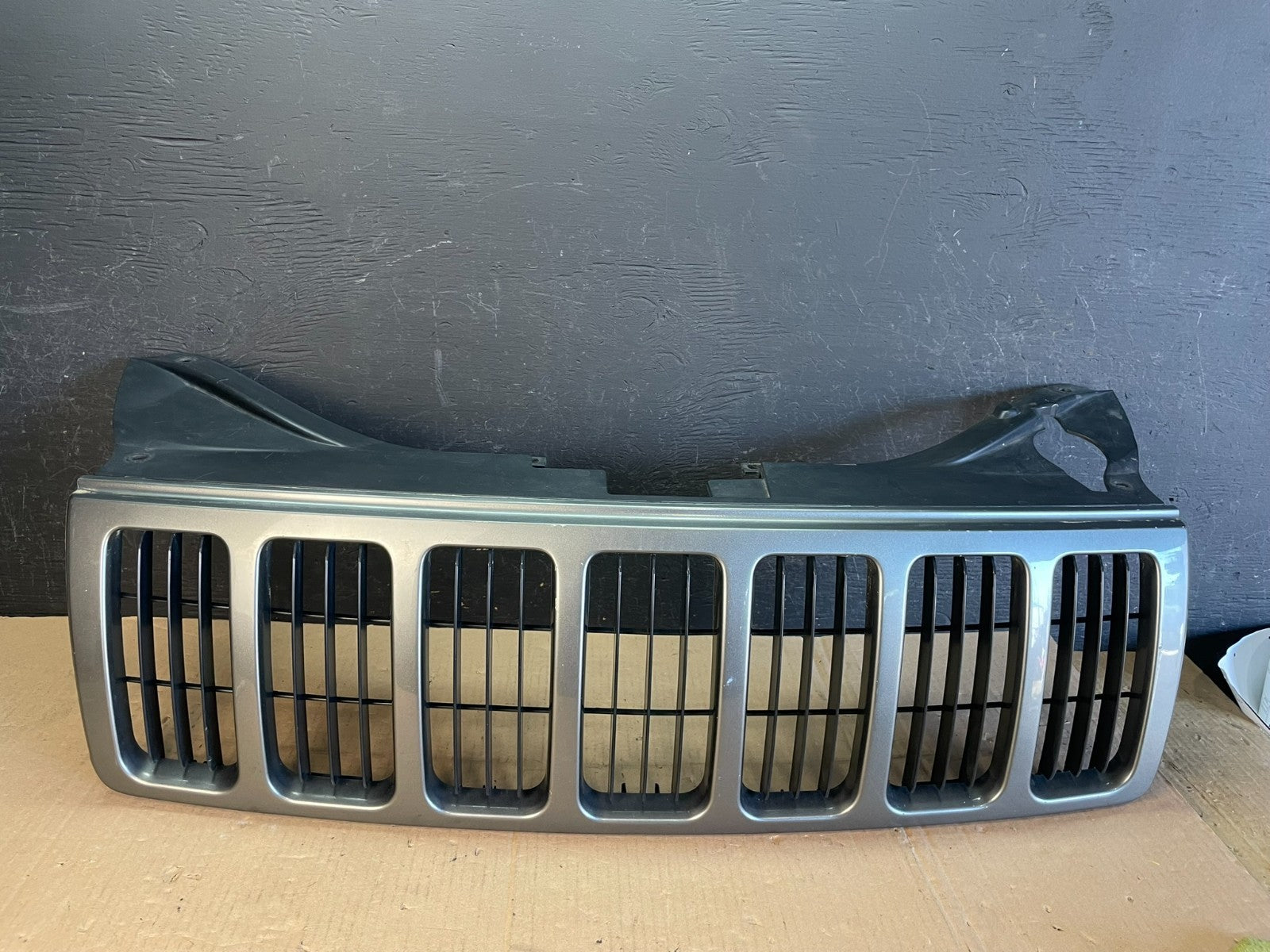 2005 2006 2007 Jeep Grand Cherokee Front Upper Grill Grille AD8494 DG0